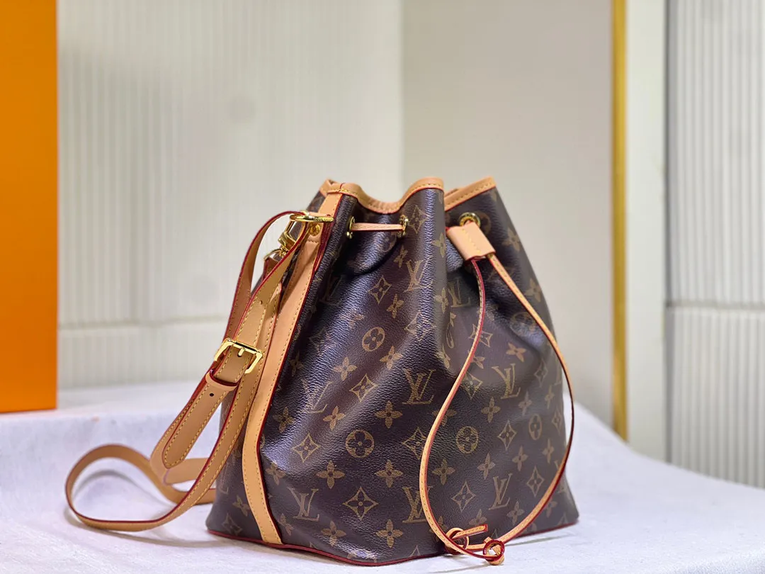 Batch 280💰Retro bucket small size⬇️M42224 M42225 LV limited edition drawstring bucket bag The king of cost performance. This is an awesome bag type, very worth buying. It is very considerate and adds a medium-length shoulder strap. It can be said to be very good. The upper body is really elegant! Dimensions: 26x27x18