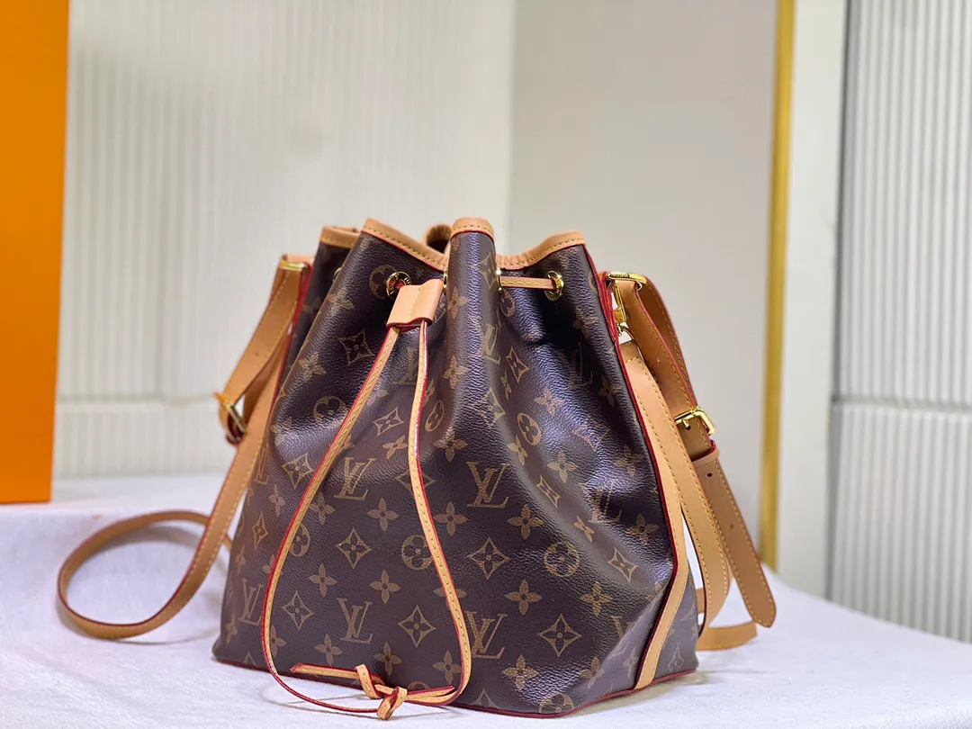 Batch 280💰Retro bucket small size⬇️M42224 M42225 LV limited edition drawstring bucket bag The king of cost performance. This is an awesome bag type, very worth buying. It is very considerate and adds a medium-length shoulder strap. It can be said to be very good. The upper body is really elegant! Dimensions: 26x27x18