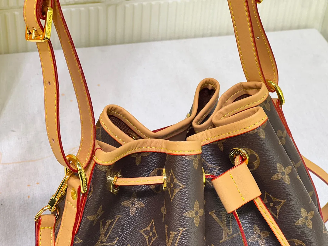Batch 280💰Retro bucket small size⬇️M42224 M42225 LV limited edition drawstring bucket bag The king of cost performance. This is an awesome bag type, very worth buying. It is very considerate and adds a medium-length shoulder strap. It can be said to be very good. The upper body is really elegant! Dimensions: 26x27x18