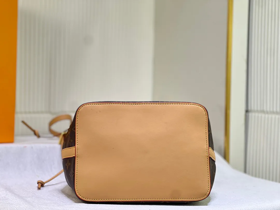 Batch 280💰Retro bucket small size⬇️M42224 M42225 LV limited edition drawstring bucket bag The king of cost performance. This is an awesome bag type, very worth buying. It is very considerate and adds a medium-length shoulder strap. It can be said to be very good. The upper body is really elegant! Dimensions: 26x27x18