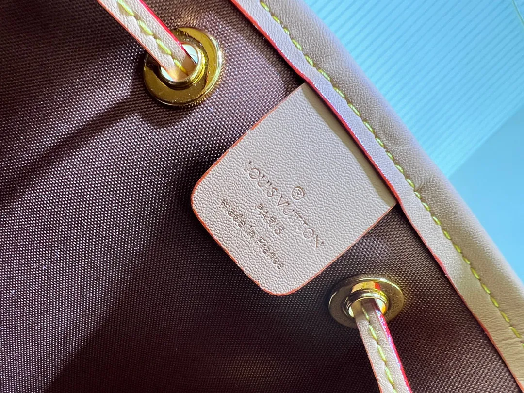 Batch 280💰Retro bucket small size⬇️M42224 M42225 LV limited edition drawstring bucket bag The king of cost performance. This is an awesome bag type, very worth buying. It is very considerate and adds a medium-length shoulder strap. It can be said to be very good. The upper body is really elegant! Dimensions: 26x27x18