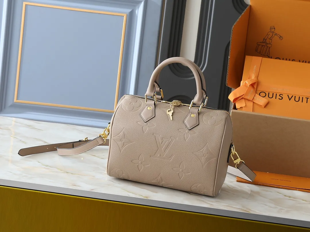 💰260💰Upgraded from the original M46736 M59273 M58947 M21464 M59609, the Speedy Bandoulière 25 handbag makes an eye-catching reappearance in the 2021 autumn Wild at Heart capsule series. It is embossed with oversized LV letters in Monogram Empreinte leather, and the detachable shoulder strap adds a crossbody option. Dimensions: 25.0 x 19.0 x 15.0 cm (L x H x W).