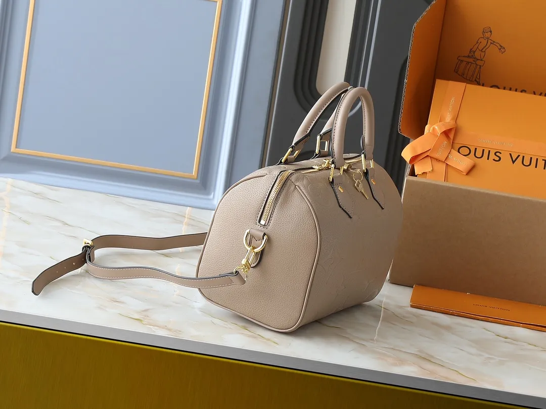 💰260💰Upgraded from the original M46736 M59273 M58947 M21464 M59609, the Speedy Bandoulière 25 handbag makes an eye-catching reappearance in the 2021 autumn Wild at Heart capsule series. It is embossed with oversized LV letters in Monogram Empreinte leather, and the detachable shoulder strap adds a crossbody option. Dimensions: 25.0 x 19.0 x 15.0 cm (L x H x W).