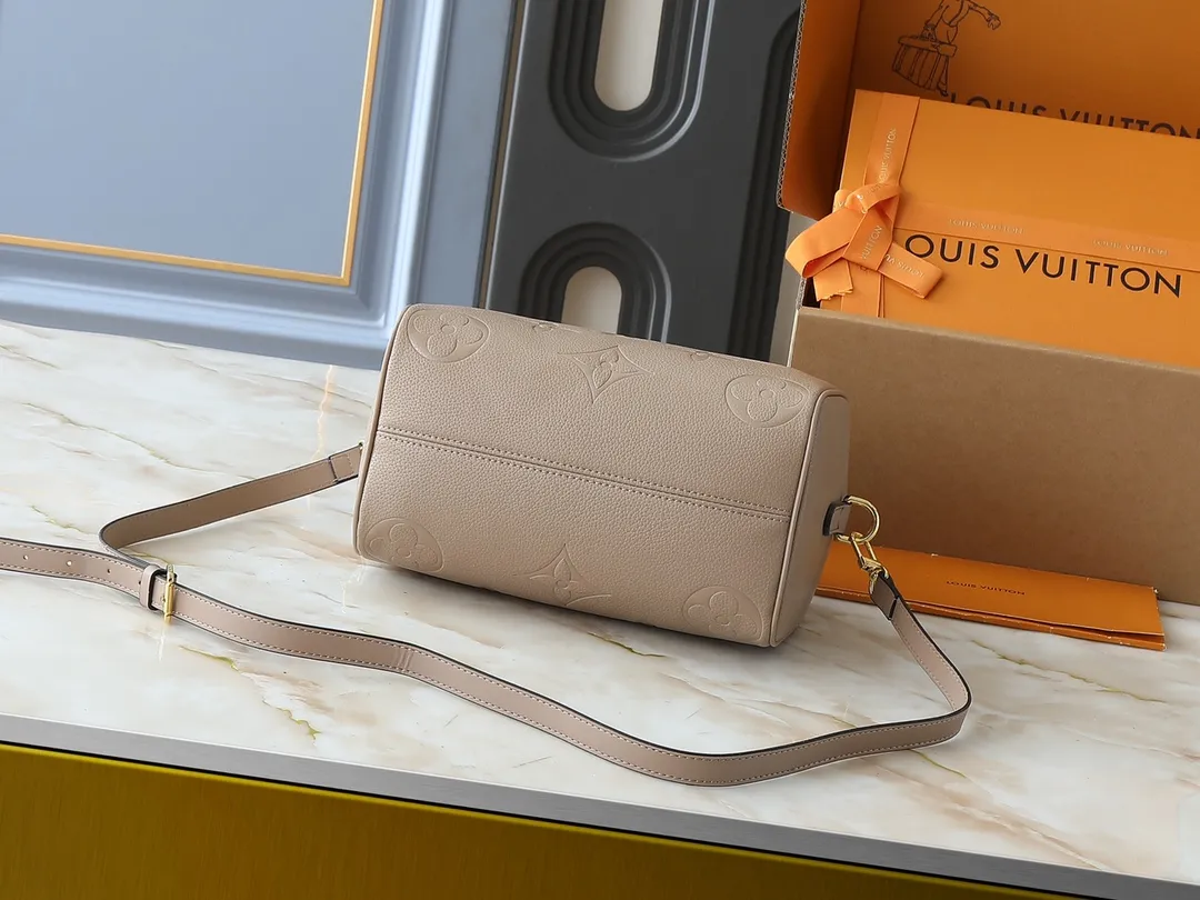 💰260💰Upgraded from the original M46736 M59273 M58947 M21464 M59609, the Speedy Bandoulière 25 handbag makes an eye-catching reappearance in the 2021 autumn Wild at Heart capsule series. It is embossed with oversized LV letters in Monogram Empreinte leather, and the detachable shoulder strap adds a crossbody option. Dimensions: 25.0 x 19.0 x 15.0 cm (L x H x W).