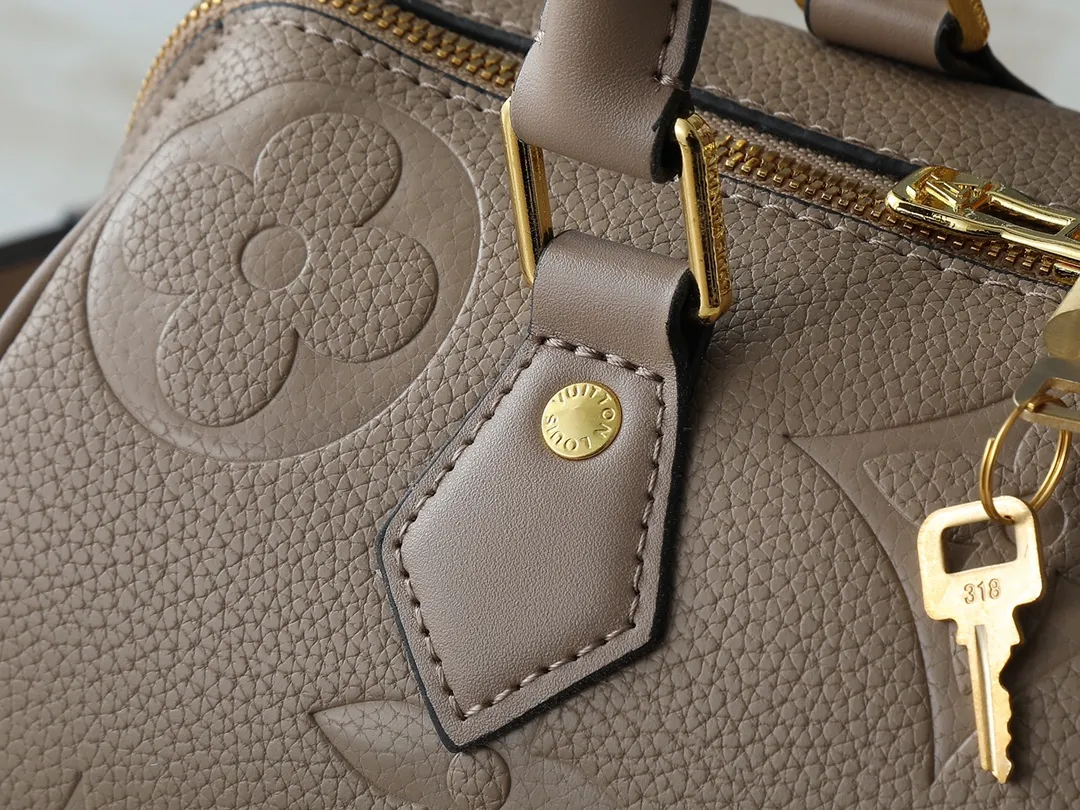 💰260💰Upgraded from the original M46736 M59273 M58947 M21464 M59609, the Speedy Bandoulière 25 handbag makes an eye-catching reappearance in the 2021 autumn Wild at Heart capsule series. It is embossed with oversized LV letters in Monogram Empreinte leather, and the detachable shoulder strap adds a crossbody option. Dimensions: 25.0 x 19.0 x 15.0 cm (L x H x W).