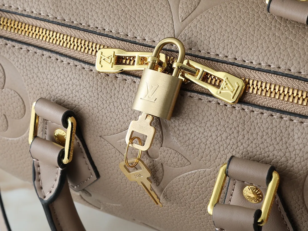💰260💰Upgraded from the original M46736 M59273 M58947 M21464 M59609, the Speedy Bandoulière 25 handbag makes an eye-catching reappearance in the 2021 autumn Wild at Heart capsule series. It is embossed with oversized LV letters in Monogram Empreinte leather, and the detachable shoulder strap adds a crossbody option. Dimensions: 25.0 x 19.0 x 15.0 cm (L x H x W).