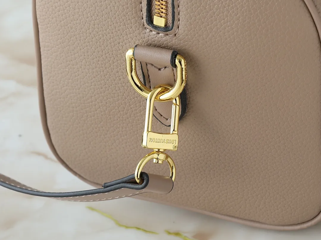 💰260💰Upgraded from the original M46736 M59273 M58947 M21464 M59609, the Speedy Bandoulière 25 handbag makes an eye-catching reappearance in the 2021 autumn Wild at Heart capsule series. It is embossed with oversized LV letters in Monogram Empreinte leather, and the detachable shoulder strap adds a crossbody option. Dimensions: 25.0 x 19.0 x 15.0 cm (L x H x W).