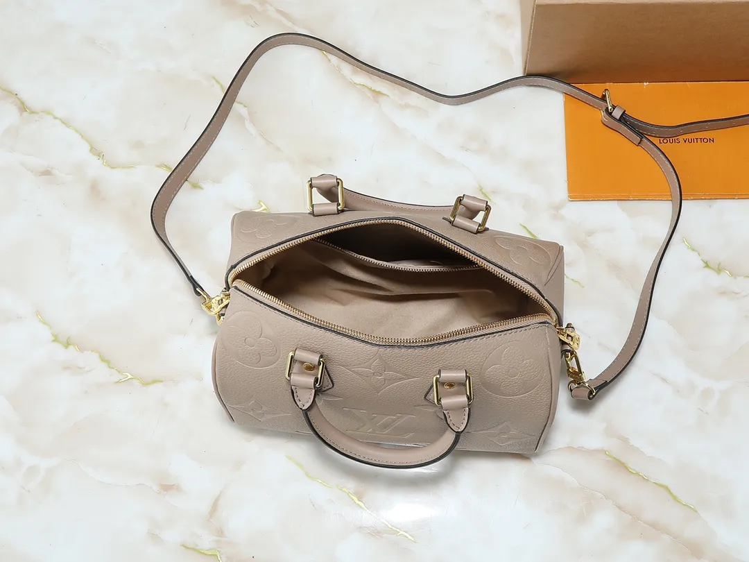 💰260💰Upgraded from the original M46736 M59273 M58947 M21464 M59609, the Speedy Bandoulière 25 handbag makes an eye-catching reappearance in the 2021 autumn Wild at Heart capsule series. It is embossed with oversized LV letters in Monogram Empreinte leather, and the detachable shoulder strap adds a crossbody option. Dimensions: 25.0 x 19.0 x 15.0 cm (L x H x W).