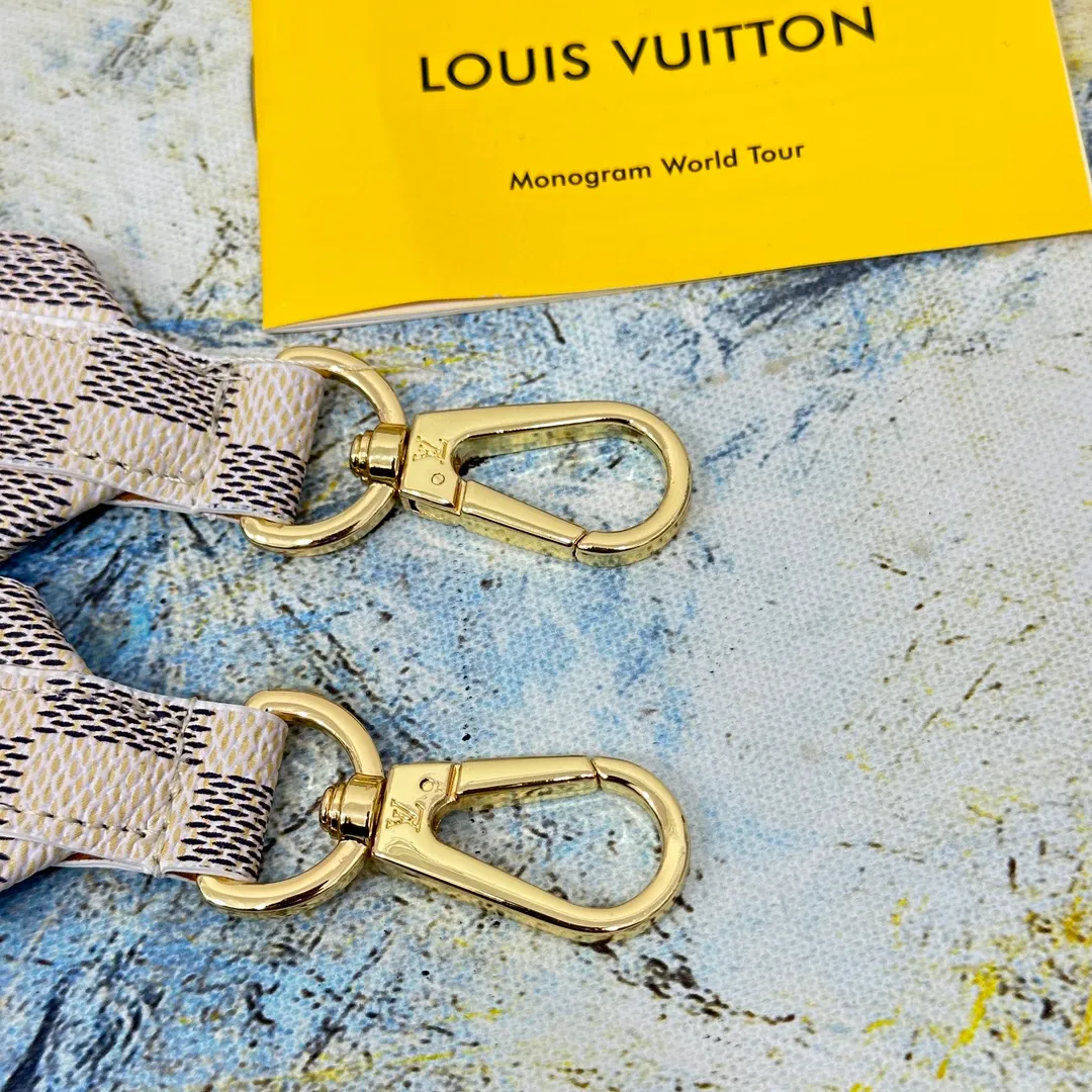 💰96 💎Top original super versatile MONOGRAM shoulder strap J02330 is made of Monogram canvas fabric and lined with stunning Rose Poudre Nappa leather. This shoulder strap is the best choice for creating a personal Louis Vuitton bag. Novel and versatile: super practical spring buckle design, easy to connect and remove. 90.0 x 4.0 x 0.2 cm (Length x Height x Width) - Monogram coated canvas - Nappa leather lining - Gold-tone hardware - 2 spring buckles - 2 Moroccan leather loops