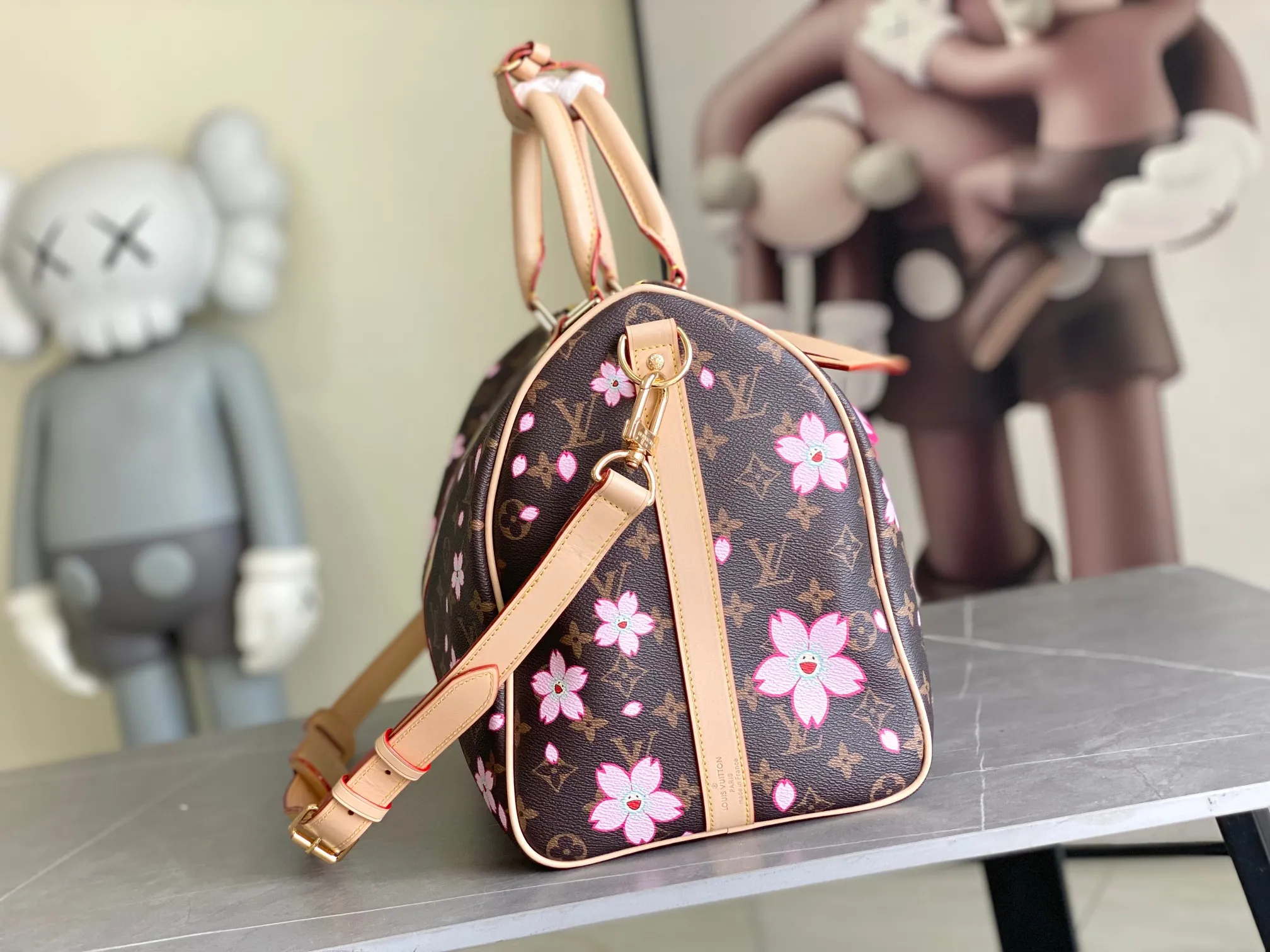 💰1320 Top original order M13752 KEEPALL BANDOULIÈRE 45 travel bag 2021-22 autumn and winter show reveals the new charm of the Everyday LV capsule series Keepall Bandouliere 45 travel bag. Vintage Monogram coated canvas depicts the Monogram pattern with subtle irregular lines, evoking the traditional stamping process. The new louis vuitton! logo is inspired by the chain’s signature elements. size: 45 x 27 x 20
