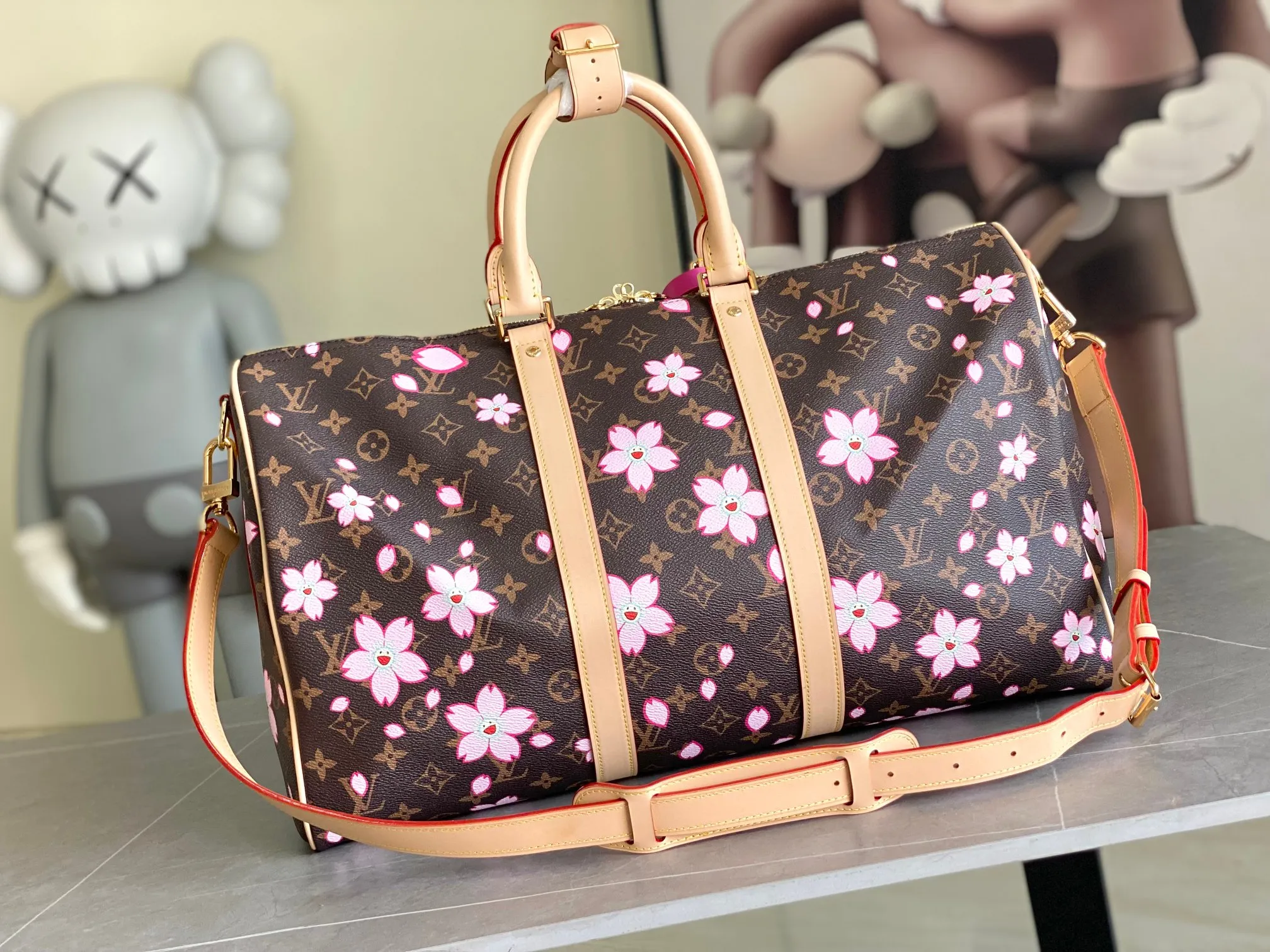 💰1320 Top original order M13752 KEEPALL BANDOULIÈRE 45 travel bag 2021-22 autumn and winter show reveals the new charm of the Everyday LV capsule series Keepall Bandouliere 45 travel bag. Vintage Monogram coated canvas depicts the Monogram pattern with subtle irregular lines, evoking the traditional stamping process. The new louis vuitton! logo is inspired by the chain’s signature elements. size: 45 x 27 x 20