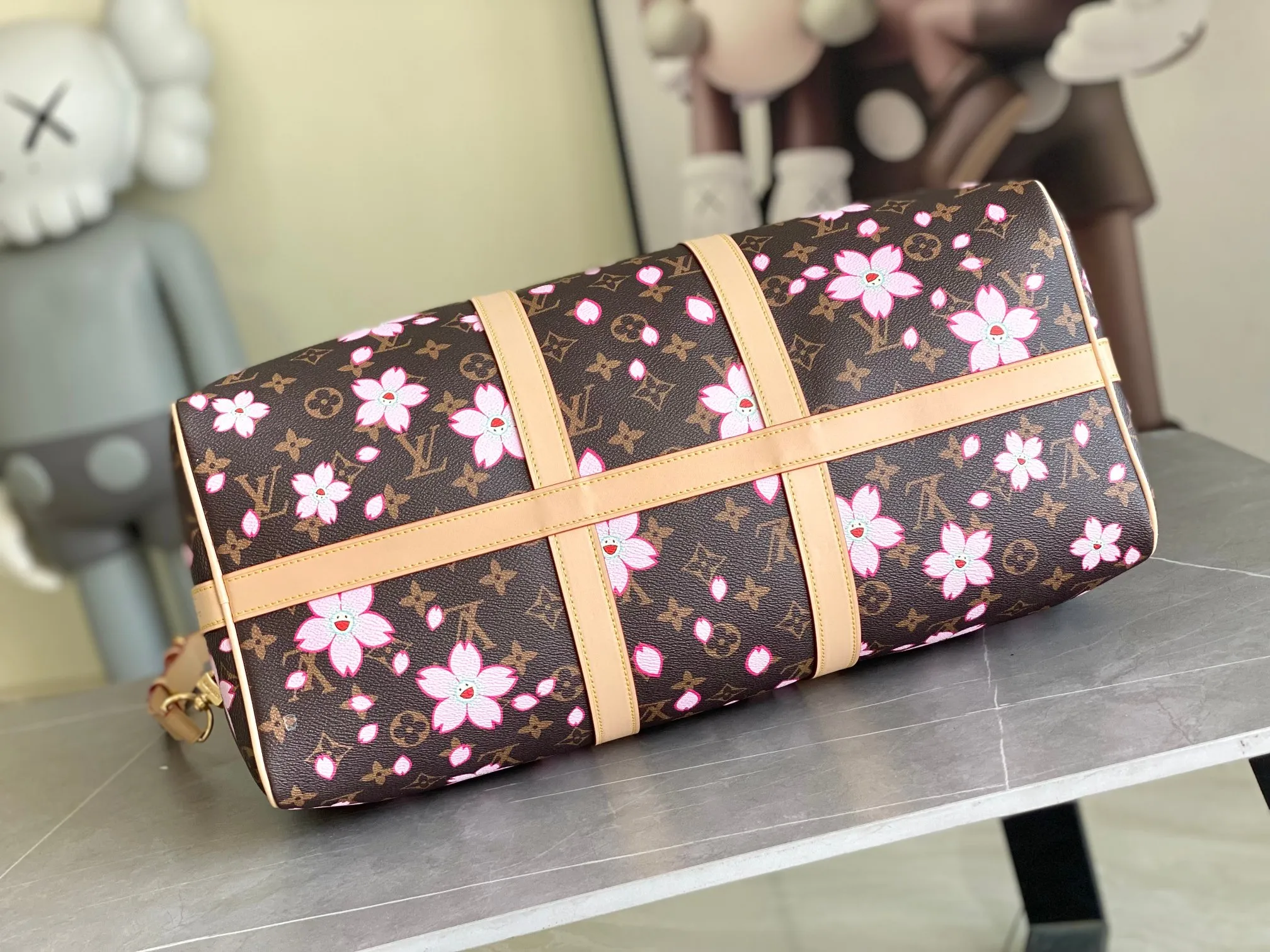 💰1320 Top original order M13752 KEEPALL BANDOULIÈRE 45 travel bag 2021-22 autumn and winter show reveals the new charm of the Everyday LV capsule series Keepall Bandouliere 45 travel bag. Vintage Monogram coated canvas depicts the Monogram pattern with subtle irregular lines, evoking the traditional stamping process. The new louis vuitton! logo is inspired by the chain’s signature elements. size: 45 x 27 x 20