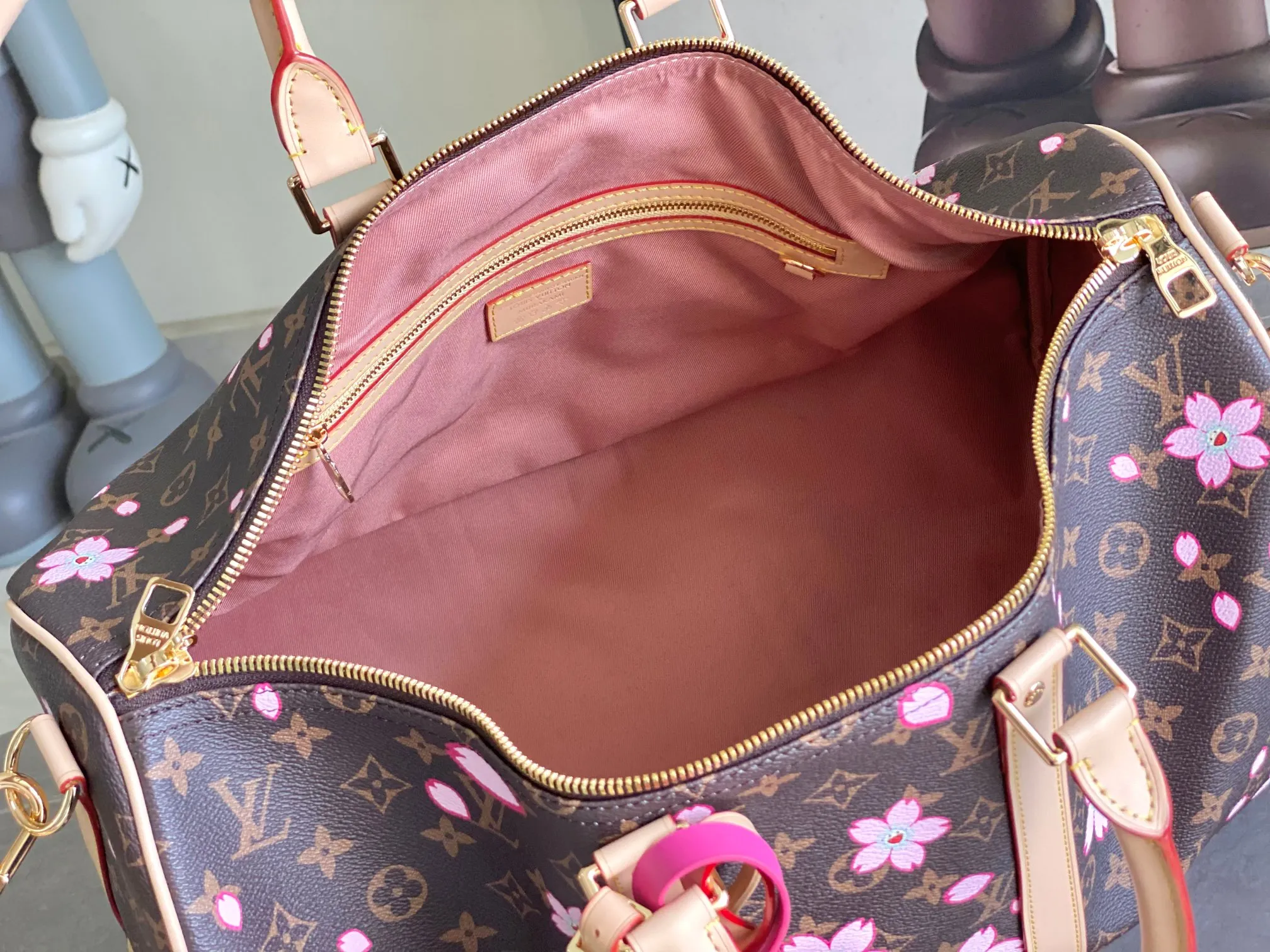 💰1320 Top original order M13752 KEEPALL BANDOULIÈRE 45 travel bag 2021-22 autumn and winter show reveals the new charm of the Everyday LV capsule series Keepall Bandouliere 45 travel bag. Vintage Monogram coated canvas depicts the Monogram pattern with subtle irregular lines, evoking the traditional stamping process. The new louis vuitton! logo is inspired by the chain’s signature elements. size: 45 x 27 x 20