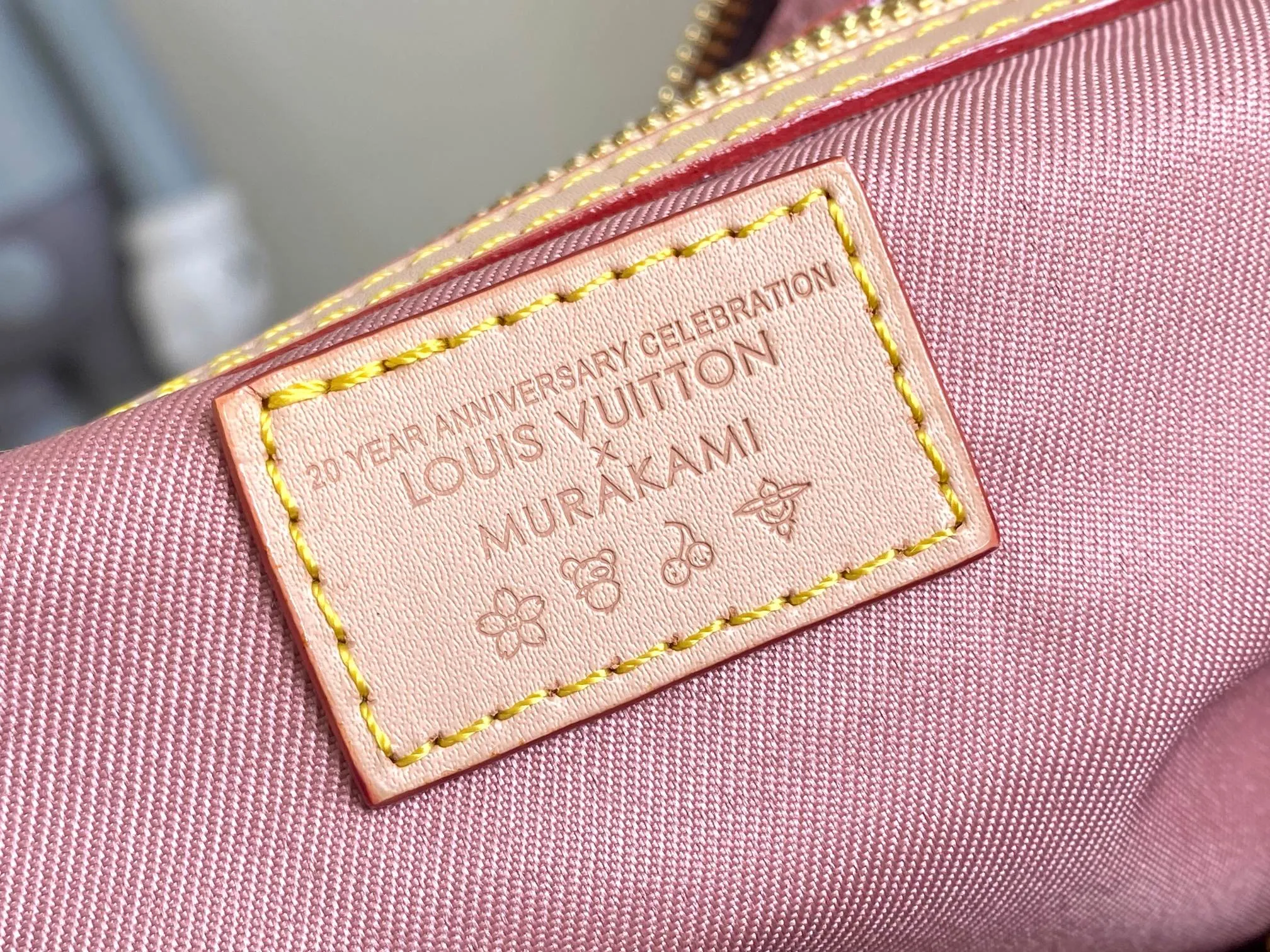 💰1320 Top original order M13752 KEEPALL BANDOULIÈRE 45 travel bag 2021-22 autumn and winter show reveals the new charm of the Everyday LV capsule series Keepall Bandouliere 45 travel bag. Vintage Monogram coated canvas depicts the Monogram pattern with subtle irregular lines, evoking the traditional stamping process. The new louis vuitton! logo is inspired by the chain’s signature elements. size: 45 x 27 x 20