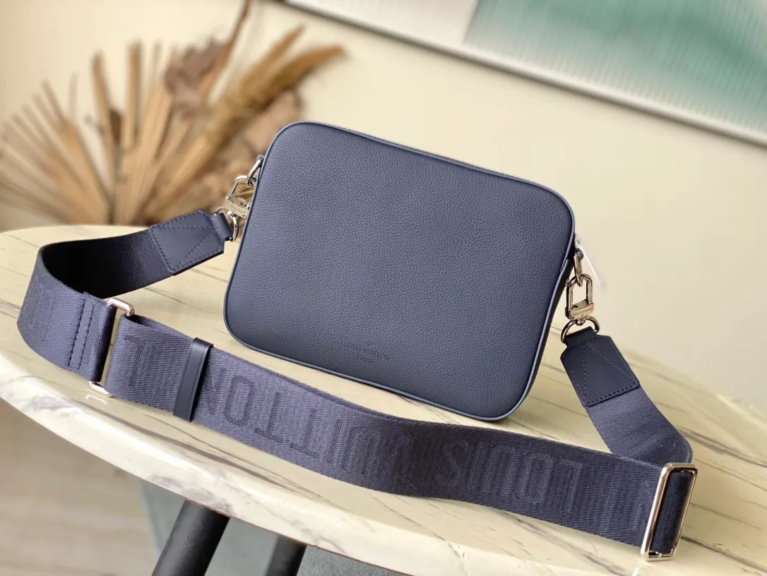 💰1000 (top layer leather) top original order M11600 M22611 This Fastline Jm messenger bag is made of soft cow leather, combining fashion and functionality. The snug fit holds a cell phone, small wallet, notepad and headphones, and the front pocket provides easy access to essentials. The Louis Vuitton-signed shoulder strap is removable or adjustable for shoulder or cross-body wear. size: 23.5x18x7cm (length x height x width)