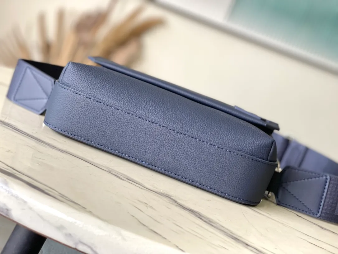 💰1000 (top layer leather) top original order M11600 M22611 This Fastline Jm messenger bag is made of soft cow leather, combining fashion and functionality. The snug fit holds a cell phone, small wallet, notepad and headphones, and the front pocket provides easy access to essentials. The Louis Vuitton-signed shoulder strap is removable or adjustable for shoulder or cross-body wear. size: 23.5x18x7cm (length x height x width)