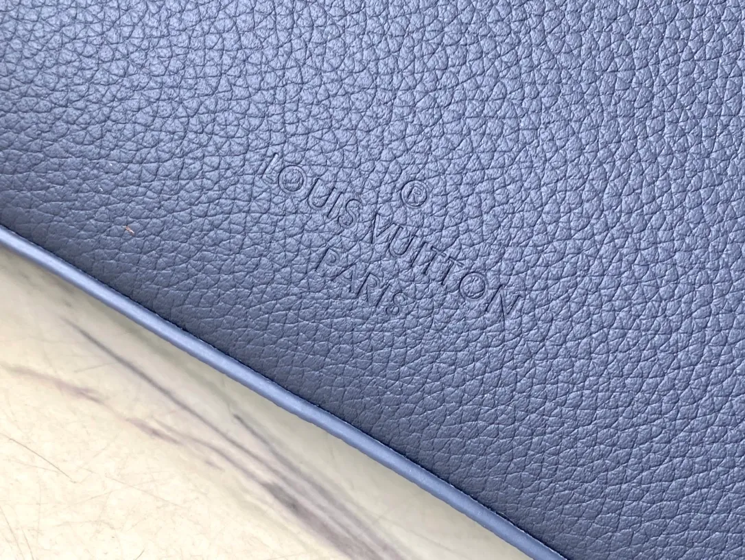 💰1000 (top layer leather) top original order M11600 M22611 This Fastline Jm messenger bag is made of soft cow leather, combining fashion and functionality. The snug fit holds a cell phone, small wallet, notepad and headphones, and the front pocket provides easy access to essentials. The Louis Vuitton-signed shoulder strap is removable or adjustable for shoulder or cross-body wear. size: 23.5x18x7cm (length x height x width)