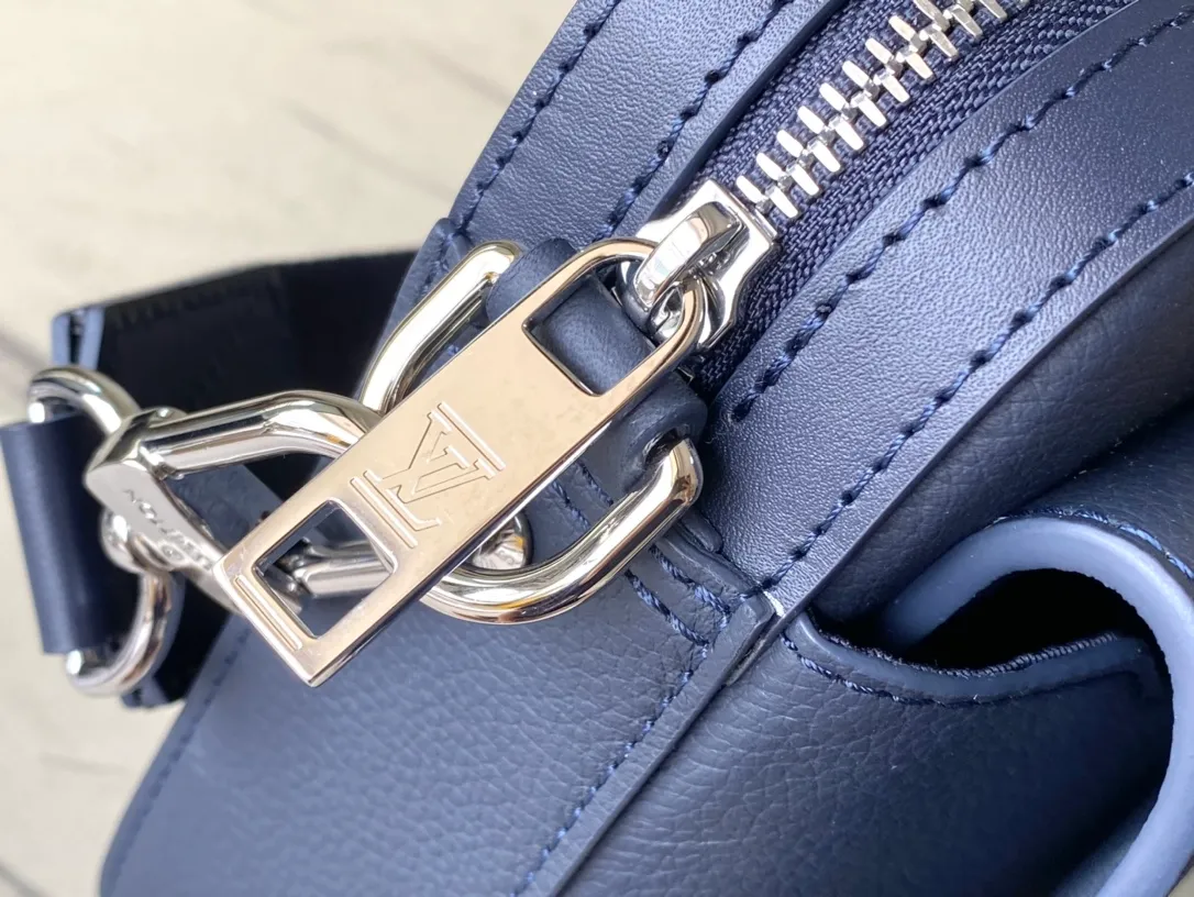 💰1000 (top layer leather) top original order M11600 M22611 This Fastline Jm messenger bag is made of soft cow leather, combining fashion and functionality. The snug fit holds a cell phone, small wallet, notepad and headphones, and the front pocket provides easy access to essentials. The Louis Vuitton-signed shoulder strap is removable or adjustable for shoulder or cross-body wear. size: 23.5x18x7cm (length x height x width)