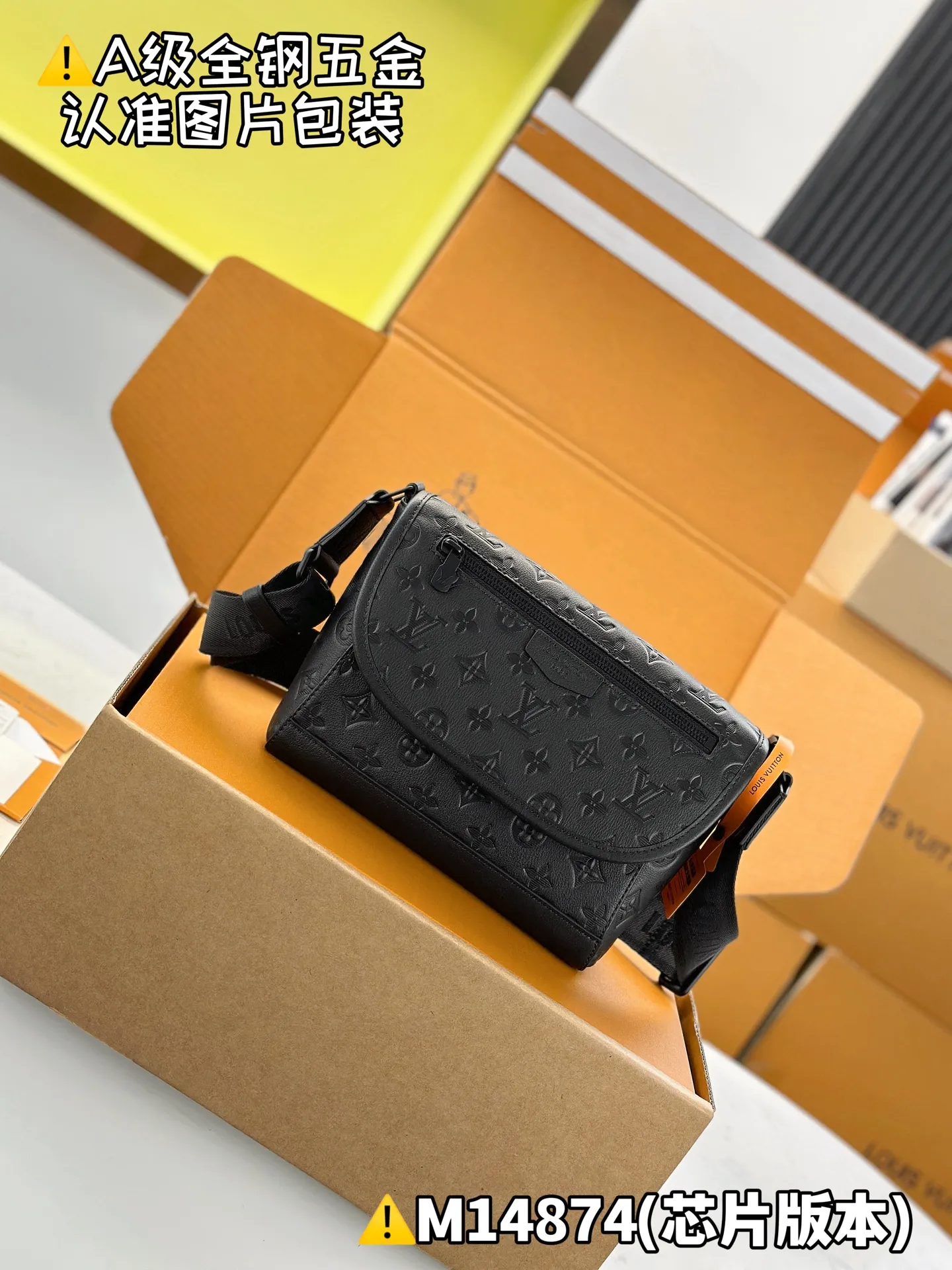 Internal price P2,000 [Special grade MB original leather] PuIse Messenger Model: M14874 Material: A+ grade all-steel hardware, imported high-elastic fabric Packaging: Full set of premium duty-free MB packaging Dimensions: 26.6 x 17 x 11 cm (height x width x length)