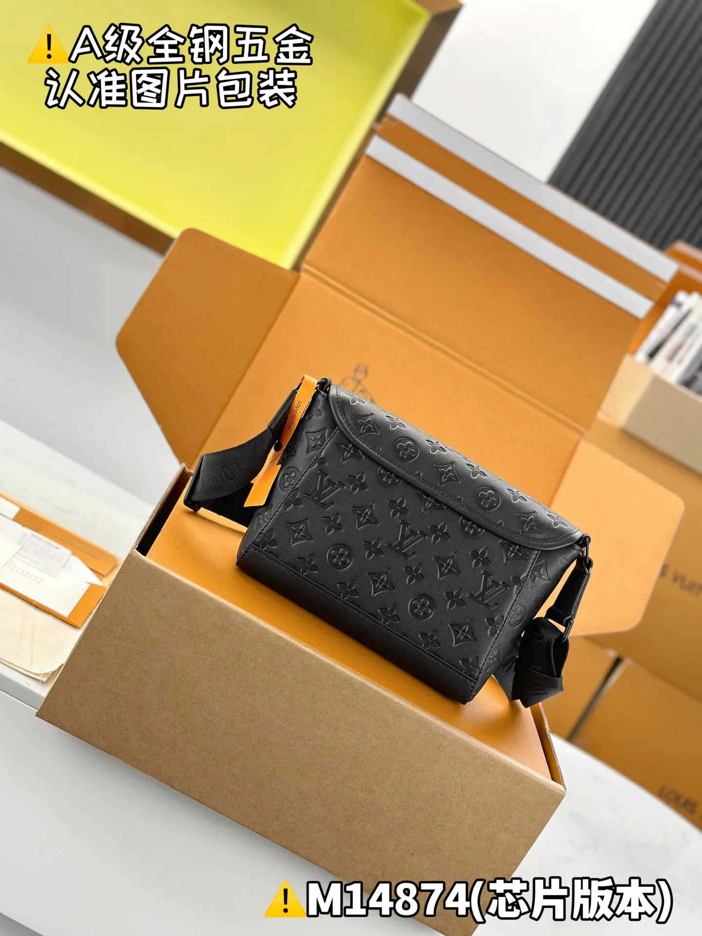 Internal price P2,000 [Special grade MB original leather] PuIse Messenger Model: M14874 Material: A+ grade all-steel hardware, imported high-elastic fabric Packaging: Full set of premium duty-free MB packaging Dimensions: 26.6 x 17 x 11 cm (height x width x length)