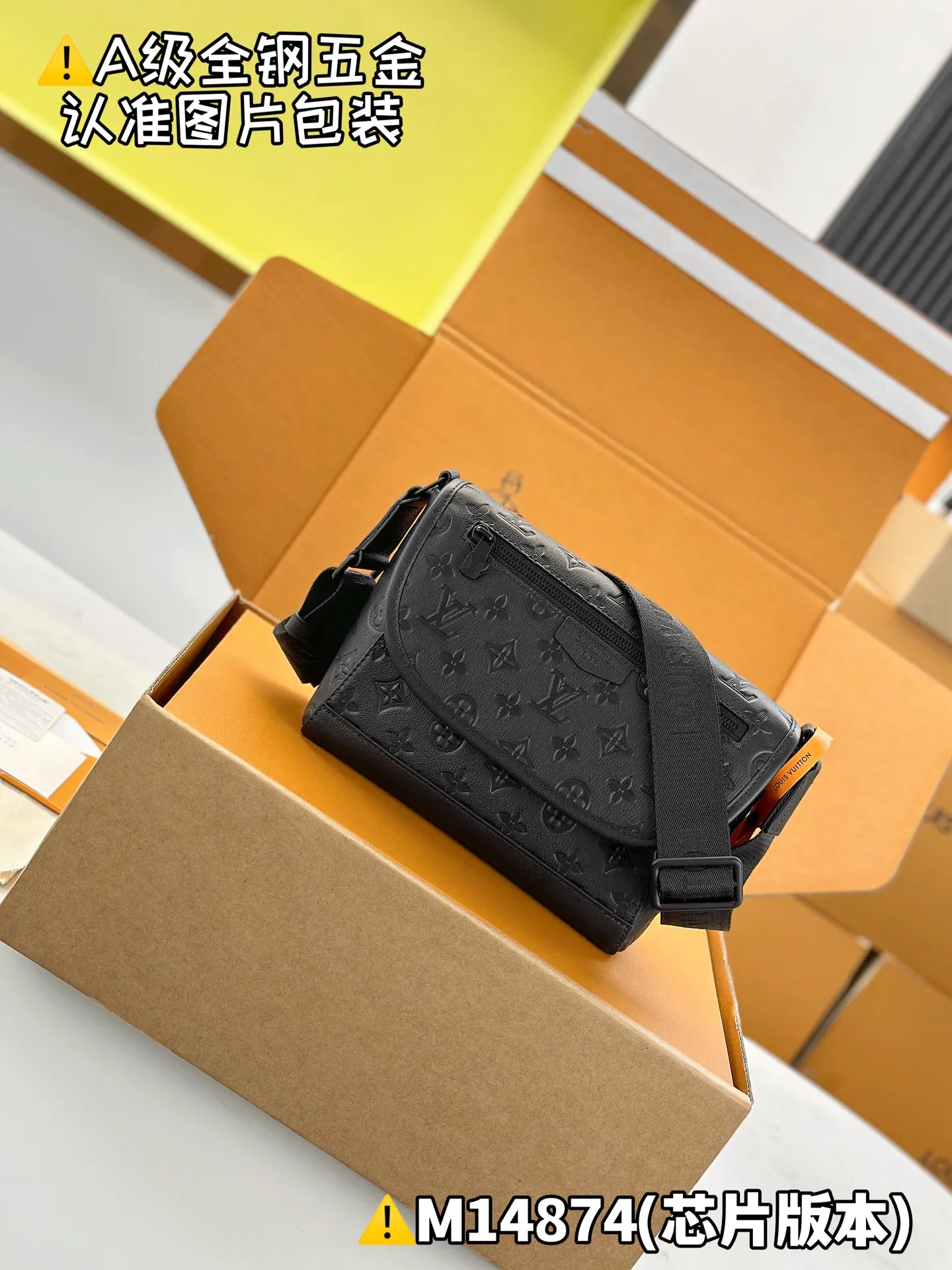 Internal price P2,000 [Special grade MB original leather] PuIse Messenger Model: M14874 Material: A+ grade all-steel hardware, imported high-elastic fabric Packaging: Full set of premium duty-free MB packaging Dimensions: 26.6 x 17 x 11 cm (height x width x length)