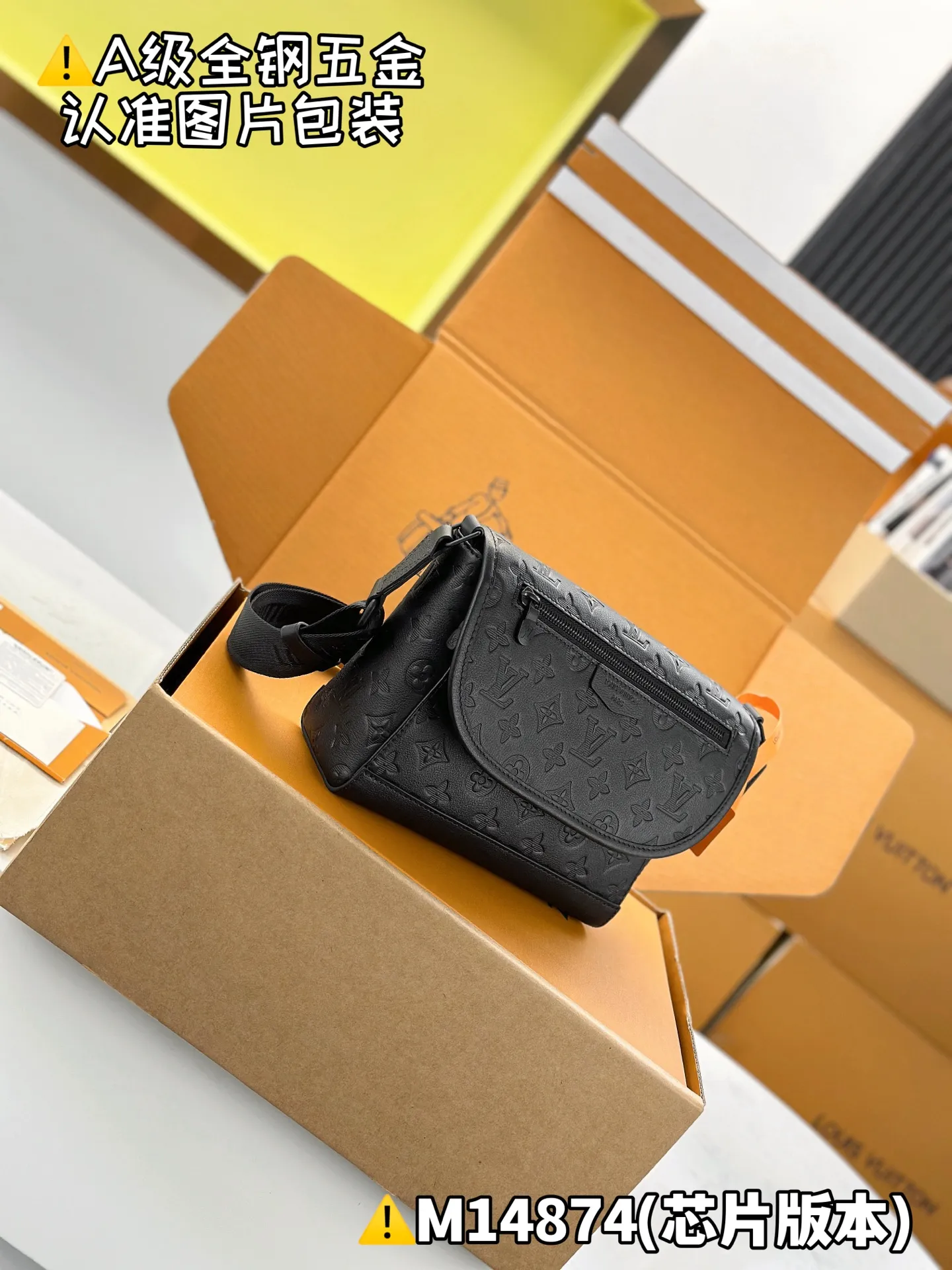 Internal price P2,000 [Special grade MB original leather] PuIse Messenger Model: M14874 Material: A+ grade all-steel hardware, imported high-elastic fabric Packaging: Full set of premium duty-free MB packaging Dimensions: 26.6 x 17 x 11 cm (height x width x length)