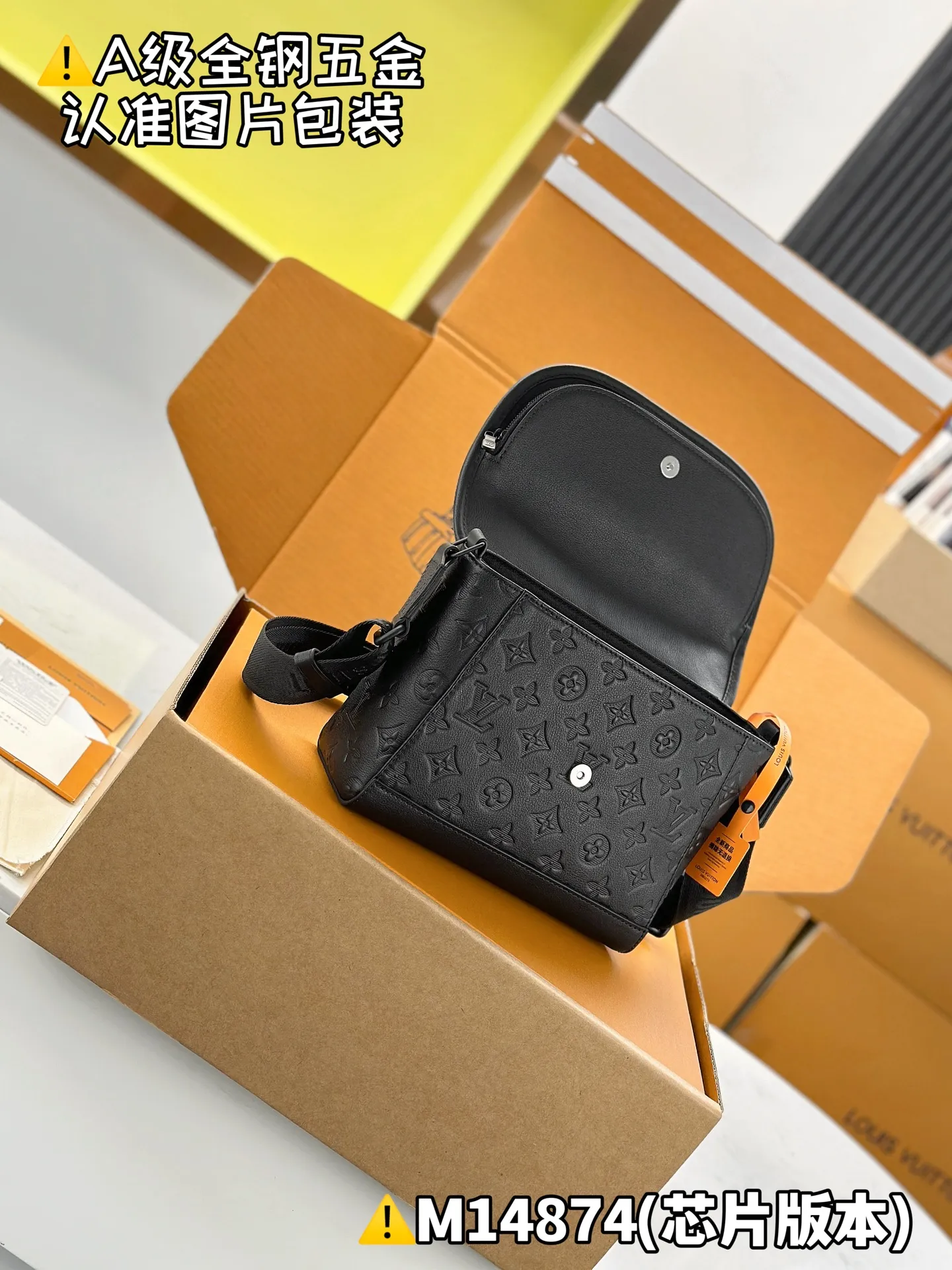 Internal price P2,000 [Special grade MB original leather] PuIse Messenger Model: M14874 Material: A+ grade all-steel hardware, imported high-elastic fabric Packaging: Full set of premium duty-free MB packaging Dimensions: 26.6 x 17 x 11 cm (height x width x length)