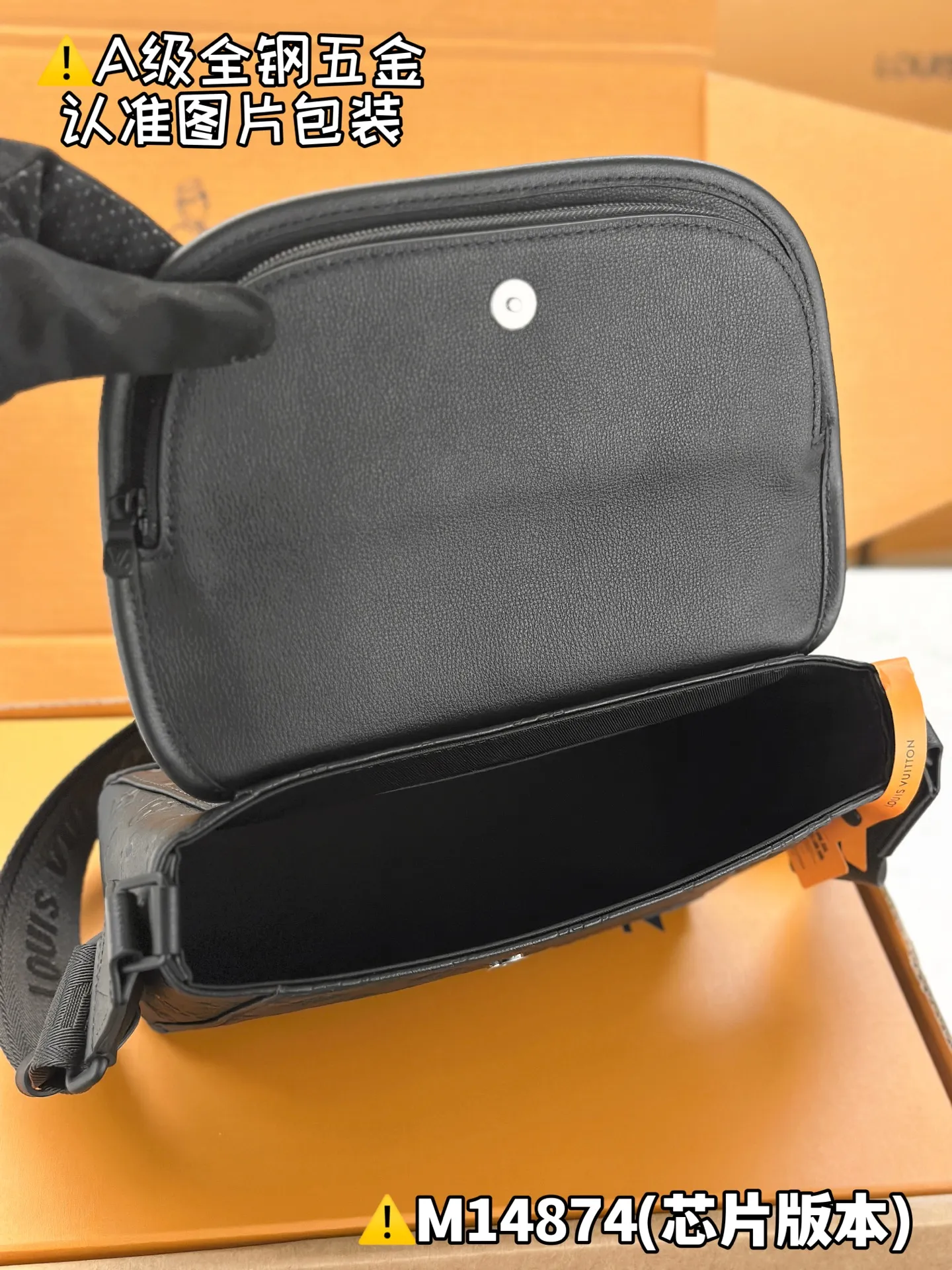 Internal price P2,000 [Special grade MB original leather] PuIse Messenger Model: M14874 Material: A+ grade all-steel hardware, imported high-elastic fabric Packaging: Full set of premium duty-free MB packaging Dimensions: 26.6 x 17 x 11 cm (height x width x length)