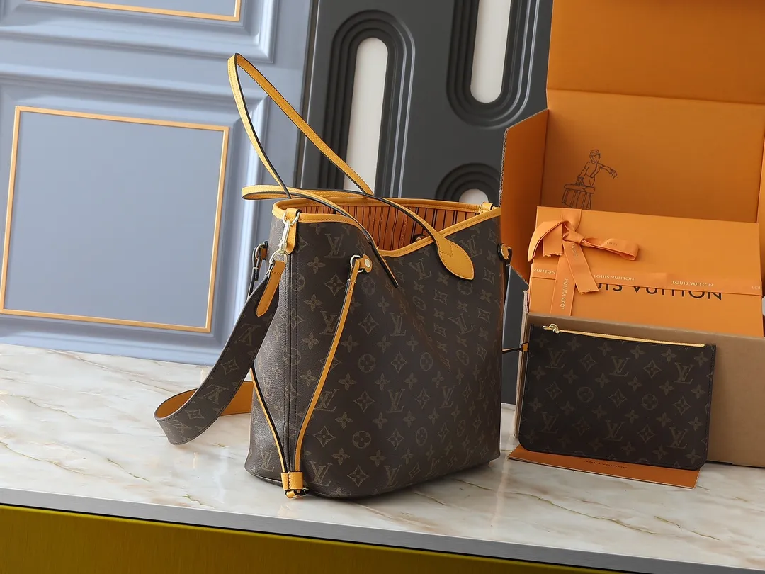 💰260💰Upgraded from the original M12708 M12707 M13753 M12779 M40995 This Neverfull Bandoulière Inside Out medium handbag is made of Monogram canvas, with bright fabric and leather trimming to highlight the eye-catching meaning, achieving a delicate balance between classic and modern. The versatile construction features a novel shoulder strap that transforms into a Hobo bag via the side hooks. Dimensions: 31.0 x 28.0 x 14.0 cm (length x height x width)