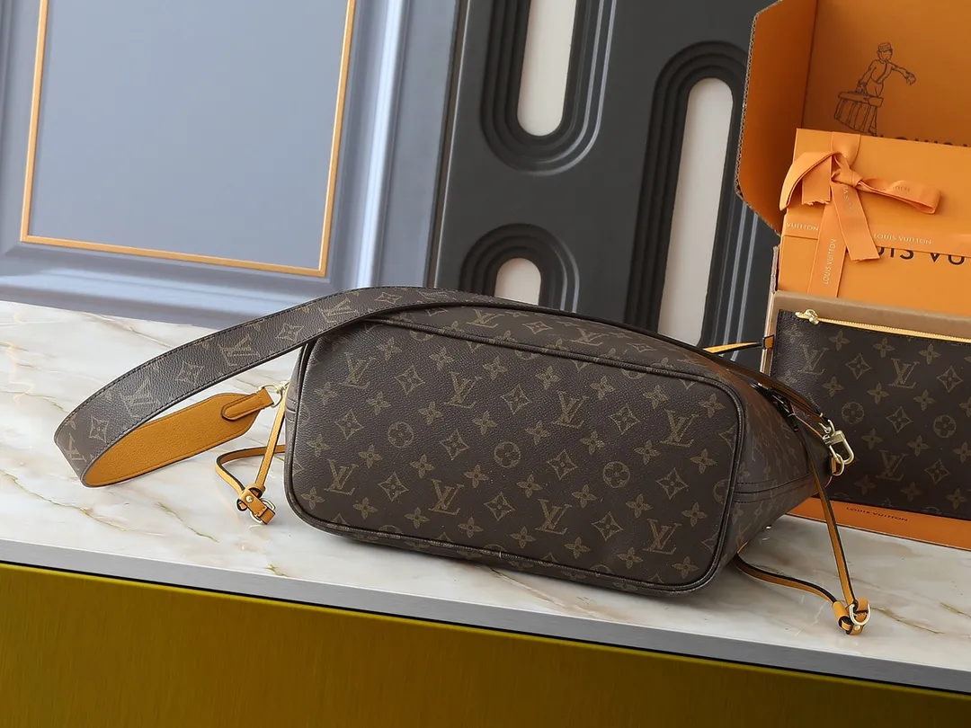 💰260💰Upgraded from the original M12708 M12707 M13753 M12779 M40995 This Neverfull Bandoulière Inside Out medium handbag is made of Monogram canvas, with bright fabric and leather trimming to highlight the eye-catching meaning, achieving a delicate balance between classic and modern. The versatile construction features a novel shoulder strap that transforms into a Hobo bag via the side hooks. Dimensions: 31.0 x 28.0 x 14.0 cm (length x height x width)