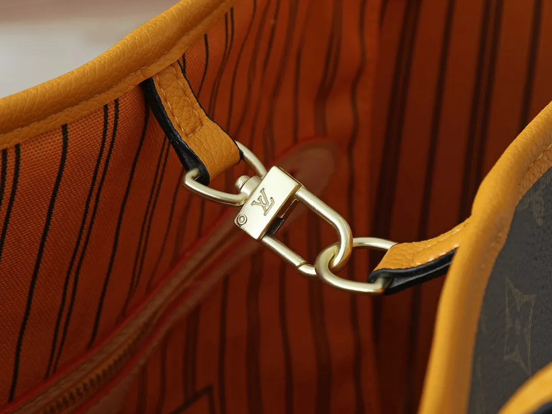 💰260💰Upgraded from the original M12708 M12707 M13753 M12779 M40995 This Neverfull Bandoulière Inside Out medium handbag is made of Monogram canvas, with bright fabric and leather trimming to highlight the eye-catching meaning, achieving a delicate balance between classic and modern. The versatile construction features a novel shoulder strap that transforms into a Hobo bag via the side hooks. Dimensions: 31.0 x 28.0 x 14.0 cm (length x height x width)