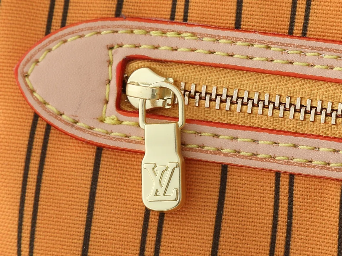 💰260💰Upgraded from the original M12708 M12707 M13753 M12779 M40995 This Neverfull Bandoulière Inside Out medium handbag is made of Monogram canvas, with bright fabric and leather trimming to highlight the eye-catching meaning, achieving a delicate balance between classic and modern. The versatile construction features a novel shoulder strap that transforms into a Hobo bag via the side hooks. Dimensions: 31.0 x 28.0 x 14.0 cm (length x height x width)