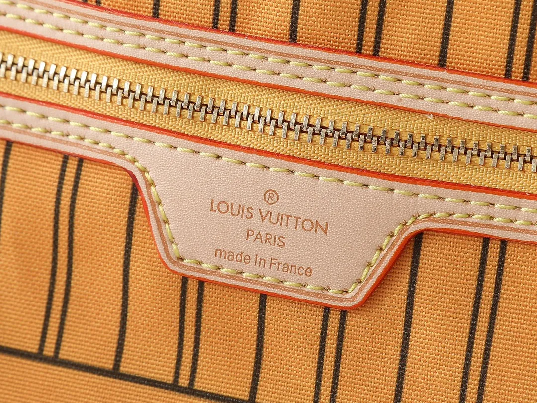 💰260💰Upgraded from the original M12708 M12707 M13753 M12779 M40995 This Neverfull Bandoulière Inside Out medium handbag is made of Monogram canvas, with bright fabric and leather trimming to highlight the eye-catching meaning, achieving a delicate balance between classic and modern. The versatile construction features a novel shoulder strap that transforms into a Hobo bag via the side hooks. Dimensions: 31.0 x 28.0 x 14.0 cm (length x height x width)