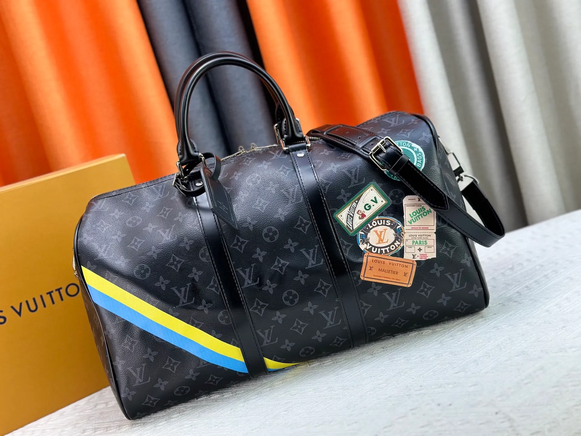 P320 upgraded original M01949 M41418 M40569 M45604 M40605 Keepall 45 travel bag, made of the new iconic black and gray Monogram Eclipse canvas. Since 1930, the Keepall series of bags has accompanied generations of travelers traveling around the world. Featuring multiple comfortable leather handles, a strap for casual cross-body carry and a shiny padlock, this updated travel bag is the ideal companion for short trips. Dimensions: 45.0 x 27.0 x 20.0 cm