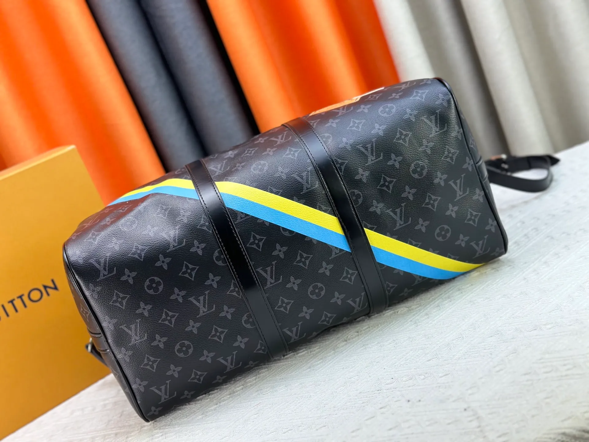 P320 upgraded original M01949 M41418 M40569 M45604 M40605 Keepall 45 travel bag, made of the new iconic black and gray Monogram Eclipse canvas. Since 1930, the Keepall series of bags has accompanied generations of travelers traveling around the world. Featuring multiple comfortable leather handles, a strap for casual cross-body carry and a shiny padlock, this updated travel bag is the ideal companion for short trips. Dimensions: 45.0 x 27.0 x 20.0 cm