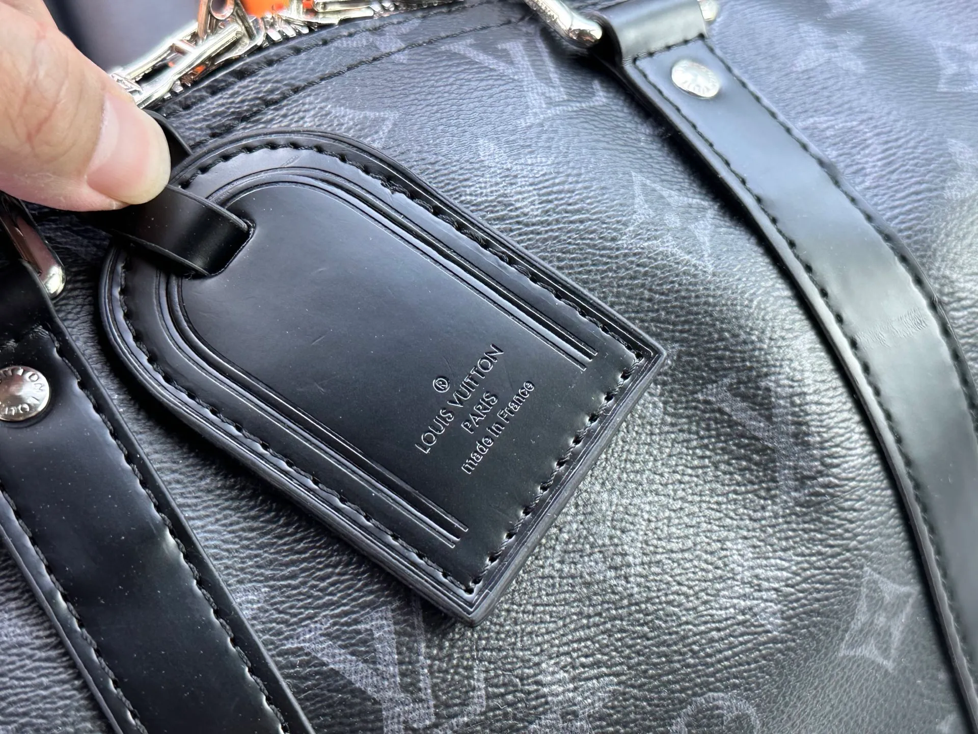 P320 upgraded original M01949 M41418 M40569 M45604 M40605 Keepall 45 travel bag, made of the new iconic black and gray Monogram Eclipse canvas. Since 1930, the Keepall series of bags has accompanied generations of travelers traveling around the world. Featuring multiple comfortable leather handles, a strap for casual cross-body carry and a shiny padlock, this updated travel bag is the ideal companion for short trips. Dimensions: 45.0 x 27.0 x 20.0 cm