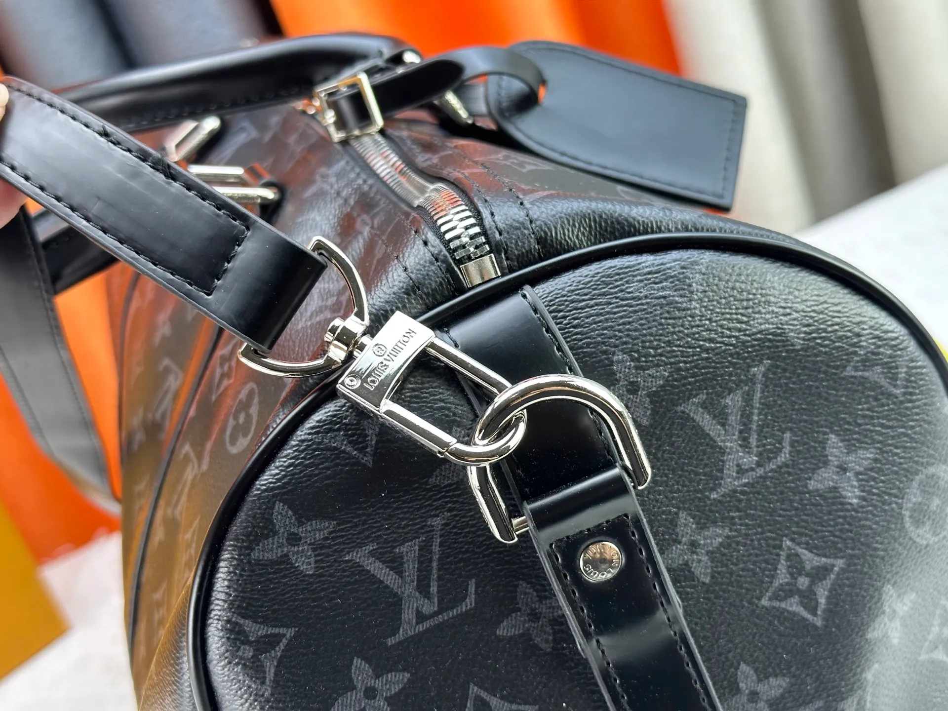 P320 upgraded original M01949 M41418 M40569 M45604 M40605 Keepall 45 travel bag, made of the new iconic black and gray Monogram Eclipse canvas. Since 1930, the Keepall series of bags has accompanied generations of travelers traveling around the world. Featuring multiple comfortable leather handles, a strap for casual cross-body carry and a shiny padlock, this updated travel bag is the ideal companion for short trips. Dimensions: 45.0 x 27.0 x 20.0 cm