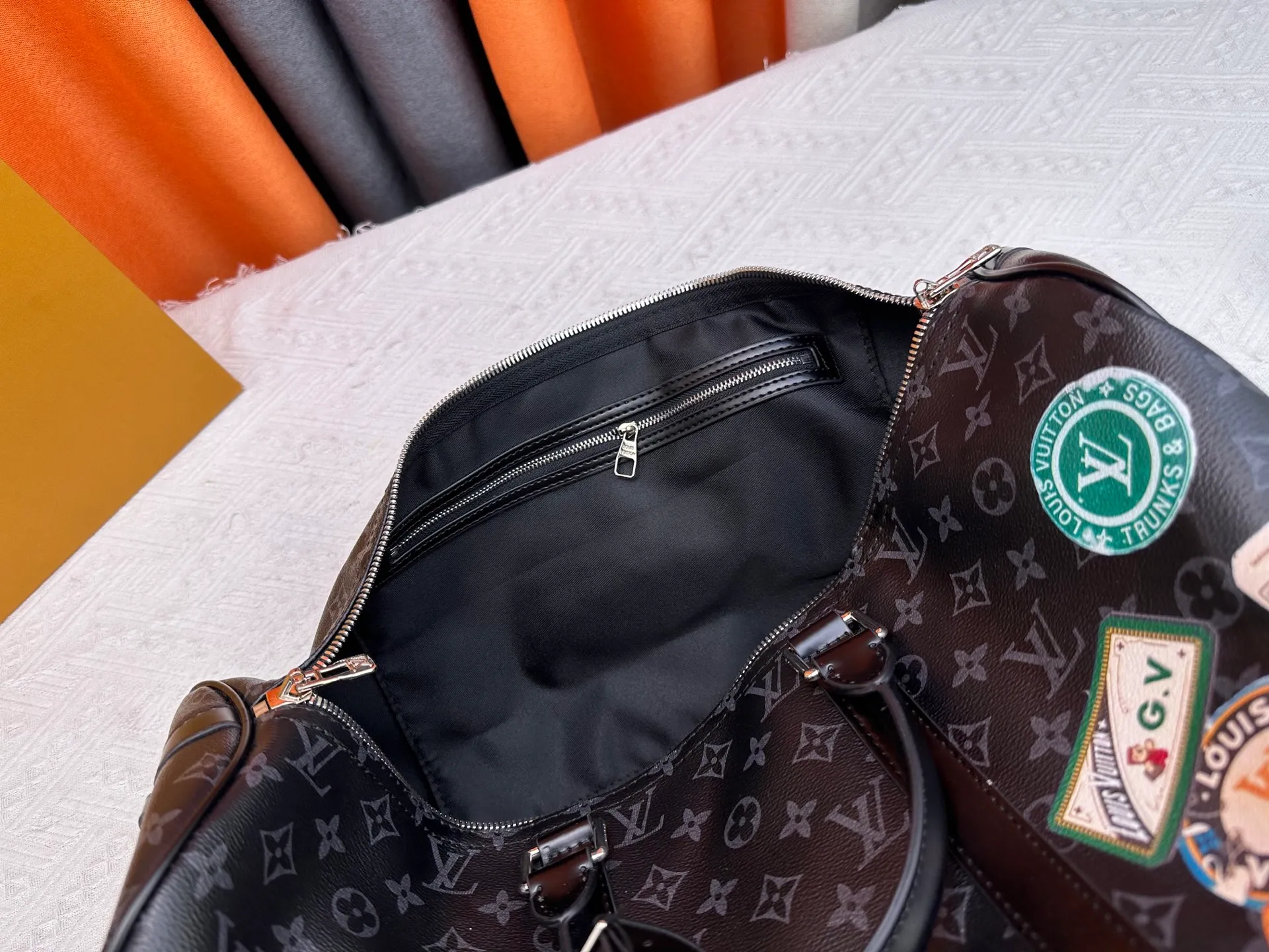 P320 upgraded original M01949 M41418 M40569 M45604 M40605 Keepall 45 travel bag, made of the new iconic black and gray Monogram Eclipse canvas. Since 1930, the Keepall series of bags has accompanied generations of travelers traveling around the world. Featuring multiple comfortable leather handles, a strap for casual cross-body carry and a shiny padlock, this updated travel bag is the ideal companion for short trips. Dimensions: 45.0 x 27.0 x 20.0 cm