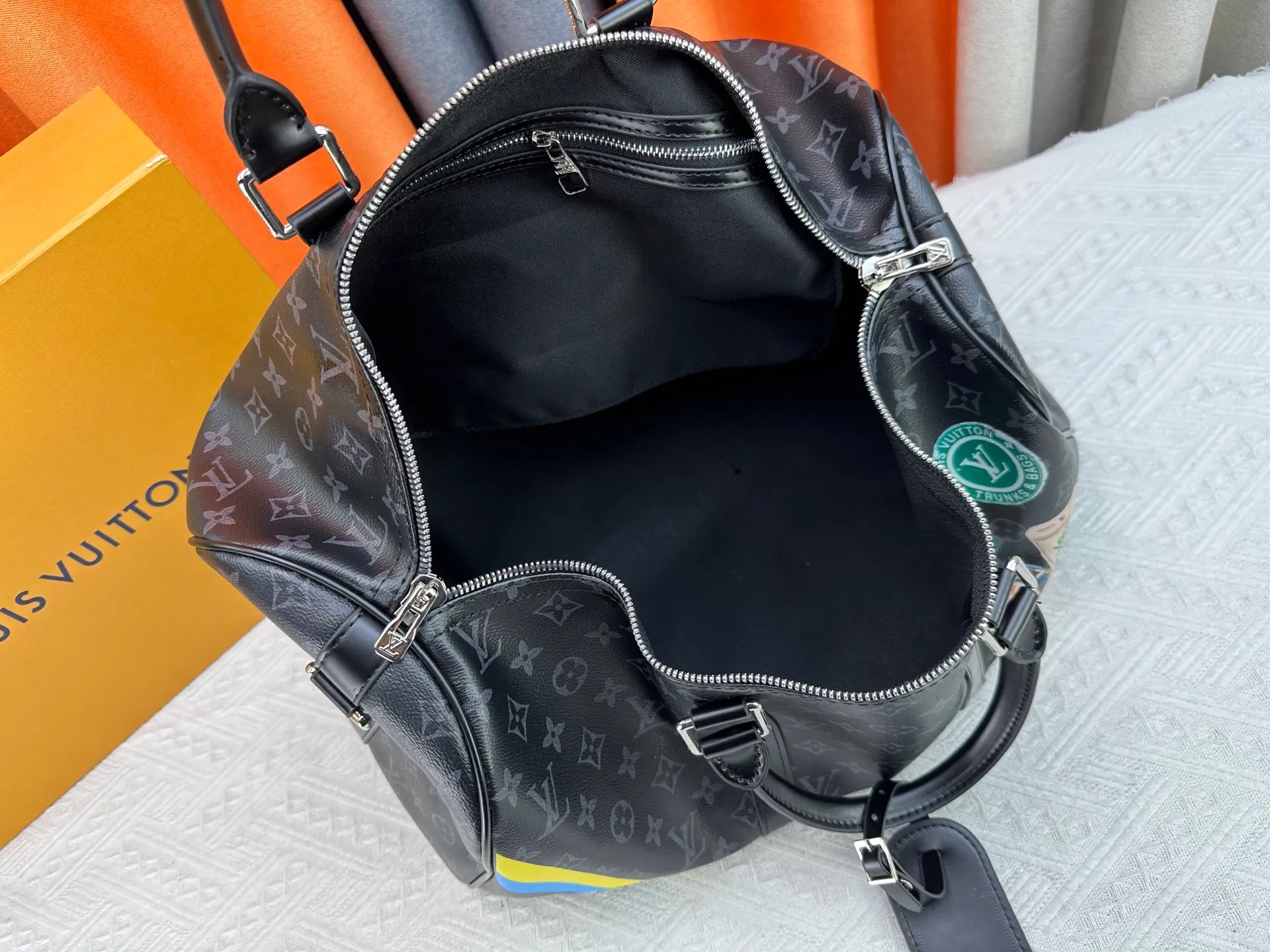 P320 upgraded original M01949 M41418 M40569 M45604 M40605 Keepall 45 travel bag, made of the new iconic black and gray Monogram Eclipse canvas. Since 1930, the Keepall series of bags has accompanied generations of travelers traveling around the world. Featuring multiple comfortable leather handles, a strap for casual cross-body carry and a shiny padlock, this updated travel bag is the ideal companion for short trips. Dimensions: 45.0 x 27.0 x 20.0 cm