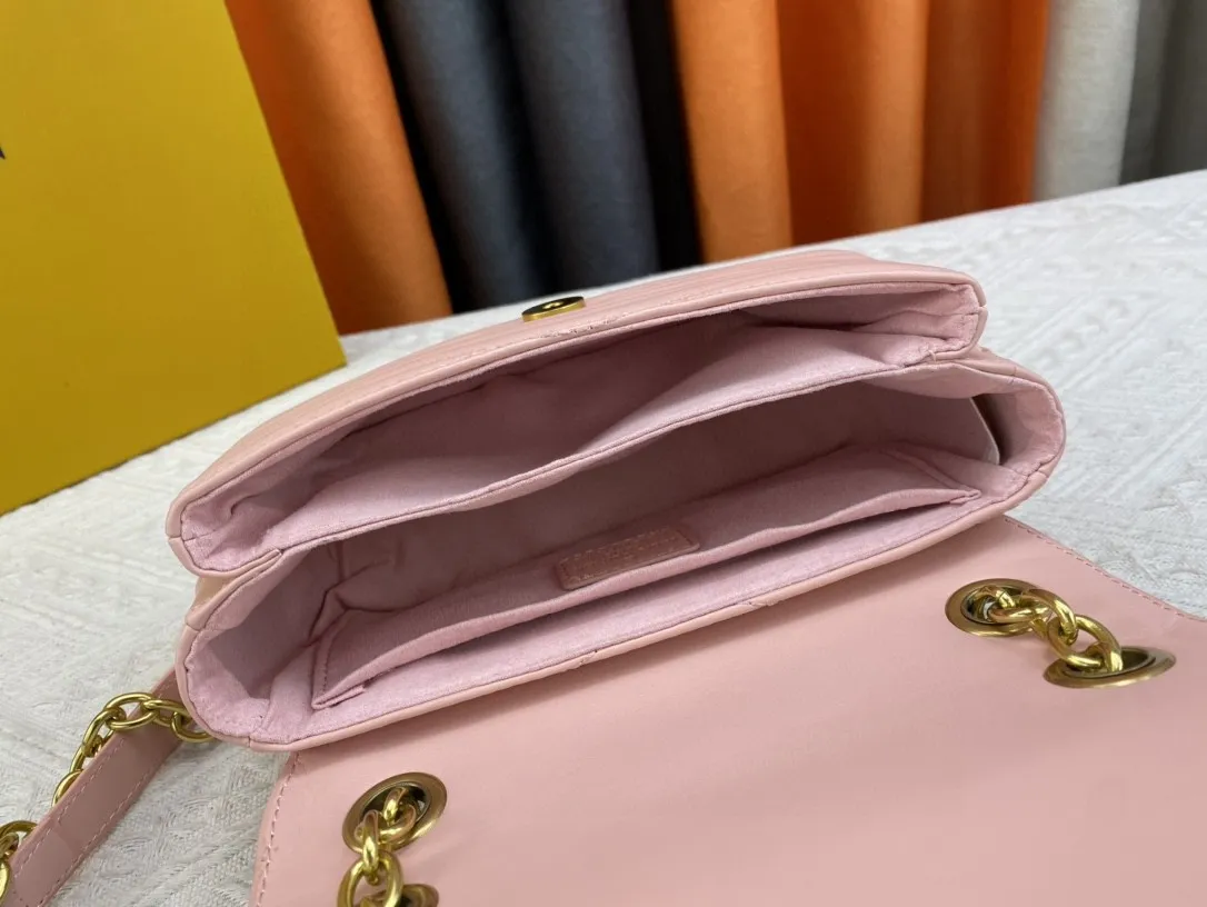 P240 Upgraded original quality M20686 M20685 M20383 20687 New Wave small chain bag combines Wave chain bag and Multi Pochette Accessoires handbag. Padded quilted cowhide leather creates a wavy configuration Sliding chain shoulder strap for long or short shoulder and cross-body wear Features 21 x 12 x 9 cm (Length x Height x Width) Quilted cowhide Leather Smooth cowhide trim Microfiber lining Distressed hardware