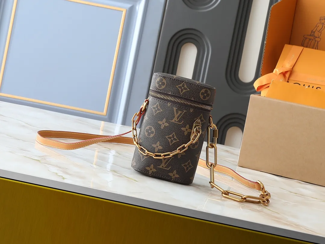 💰200💰Upgraded from the original M44914 M61112 Men's Art Director launches a new Phone Box handbag, which is compact and exquisite in shape and convenient for storing small necessities. Made of classic Monogram canvas, it has a smooth adjustable leather shoulder strap and is decorated with the signature gold chain strap designed by Virgil Abloh himself. Built-in small patch pocket, convenient for storing credit cards and driver's license. Dimensions: 10.5 x 17.0 x 5.0 cm