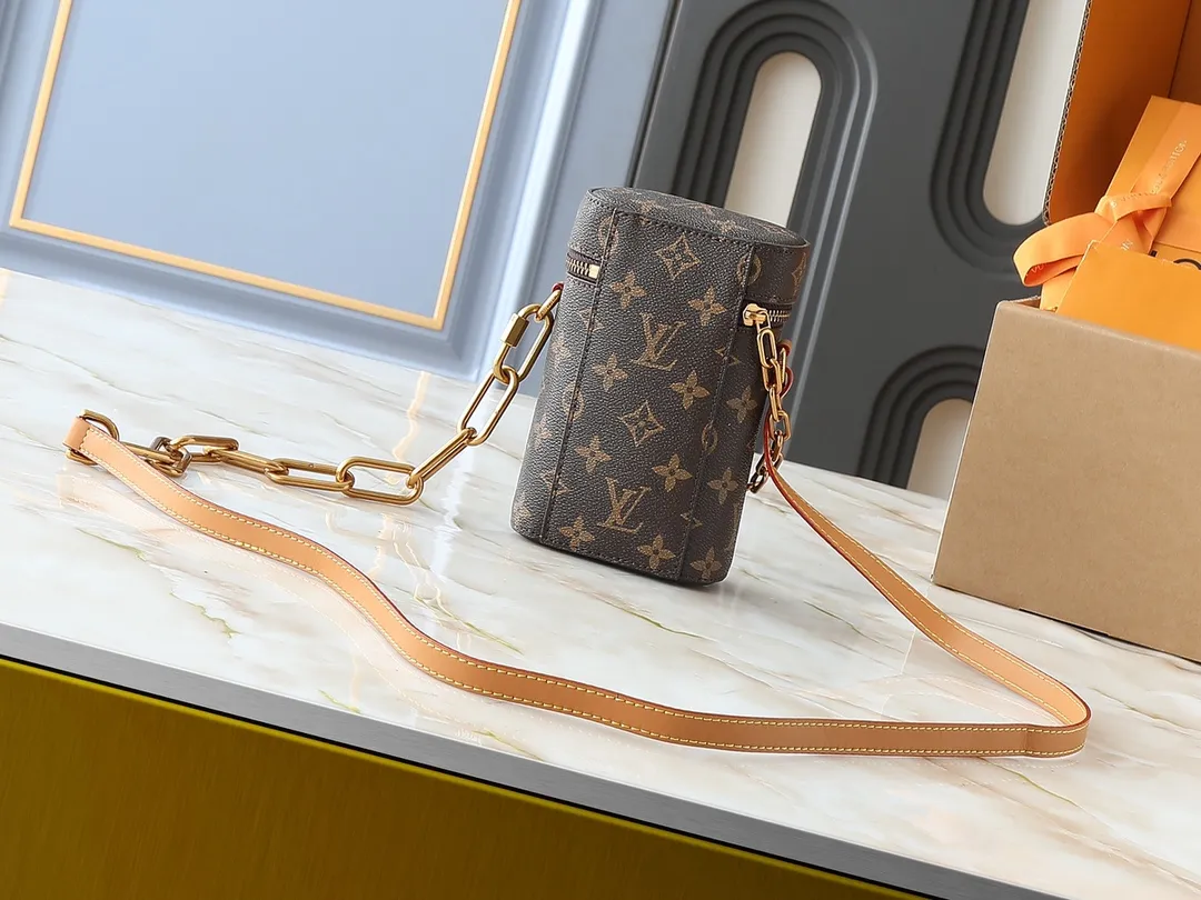💰200💰Upgraded from the original M44914 M61112 Men's Art Director launches a new Phone Box handbag, which is compact and exquisite in shape and convenient for storing small necessities. Made of classic Monogram canvas, it has a smooth adjustable leather shoulder strap and is decorated with the signature gold chain strap designed by Virgil Abloh himself. Built-in small patch pocket, convenient for storing credit cards and driver's license. Dimensions: 10.5 x 17.0 x 5.0 cm