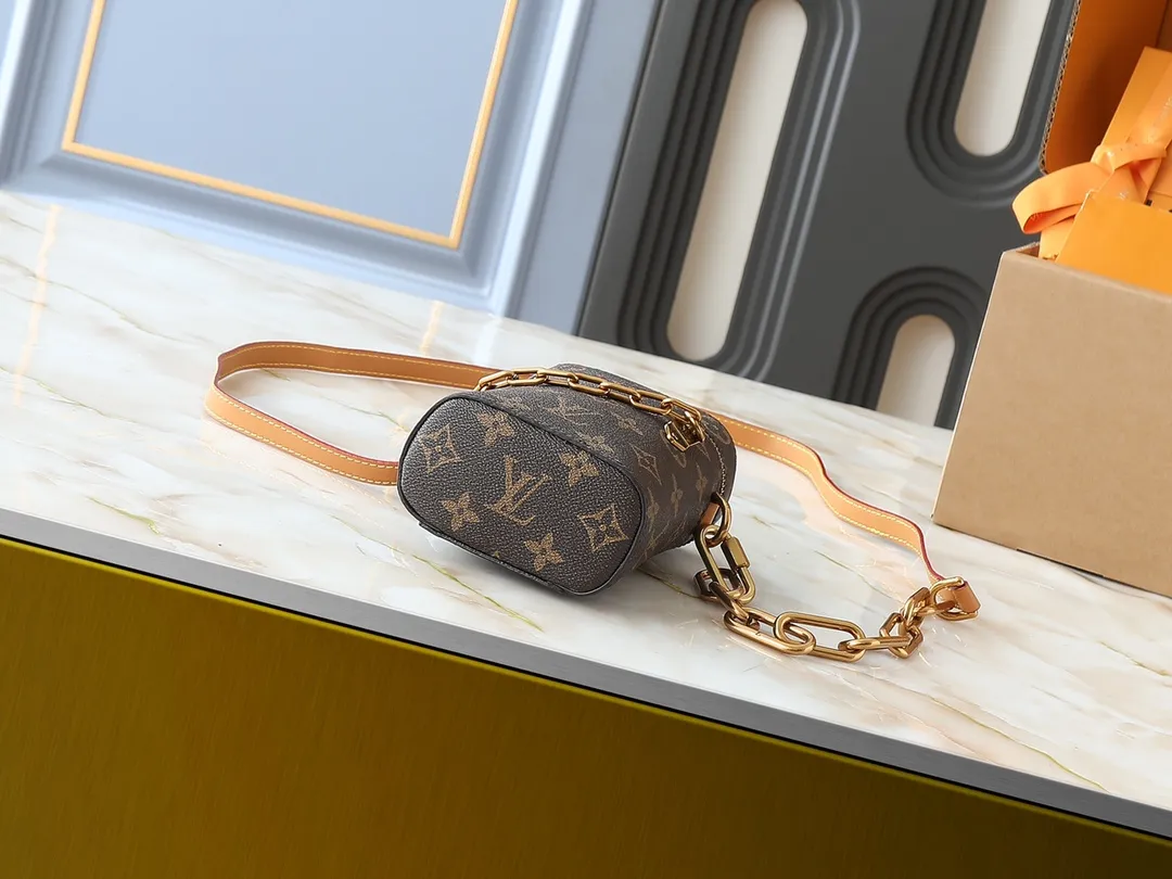 💰200💰Upgraded from the original M44914 M61112 Men's Art Director launches a new Phone Box handbag, which is compact and exquisite in shape and convenient for storing small necessities. Made of classic Monogram canvas, it has a smooth adjustable leather shoulder strap and is decorated with the signature gold chain strap designed by Virgil Abloh himself. Built-in small patch pocket, convenient for storing credit cards and driver's license. Dimensions: 10.5 x 17.0 x 5.0 cm