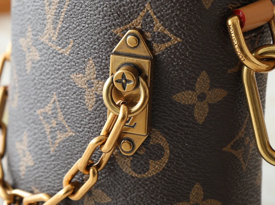 💰200💰Upgraded from the original M44914 M61112 Men's Art Director launches a new Phone Box handbag, which is compact and exquisite in shape and convenient for storing small necessities. Made of classic Monogram canvas, it has a smooth adjustable leather shoulder strap and is decorated with the signature gold chain strap designed by Virgil Abloh himself. Built-in small patch pocket, convenient for storing credit cards and driver's license. Dimensions: 10.5 x 17.0 x 5.0 cm