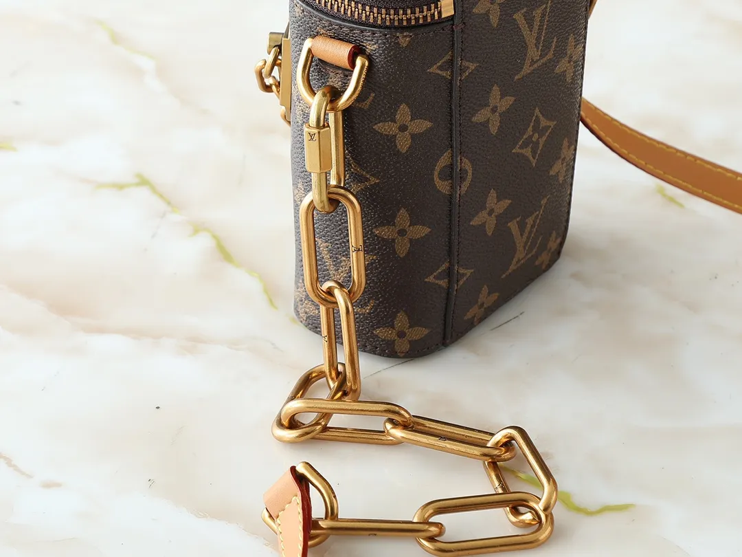 💰200💰Upgraded from the original M44914 M61112 Men's Art Director launches a new Phone Box handbag, which is compact and exquisite in shape and convenient for storing small necessities. Made of classic Monogram canvas, it has a smooth adjustable leather shoulder strap and is decorated with the signature gold chain strap designed by Virgil Abloh himself. Built-in small patch pocket, convenient for storing credit cards and driver's license. Dimensions: 10.5 x 17.0 x 5.0 cm