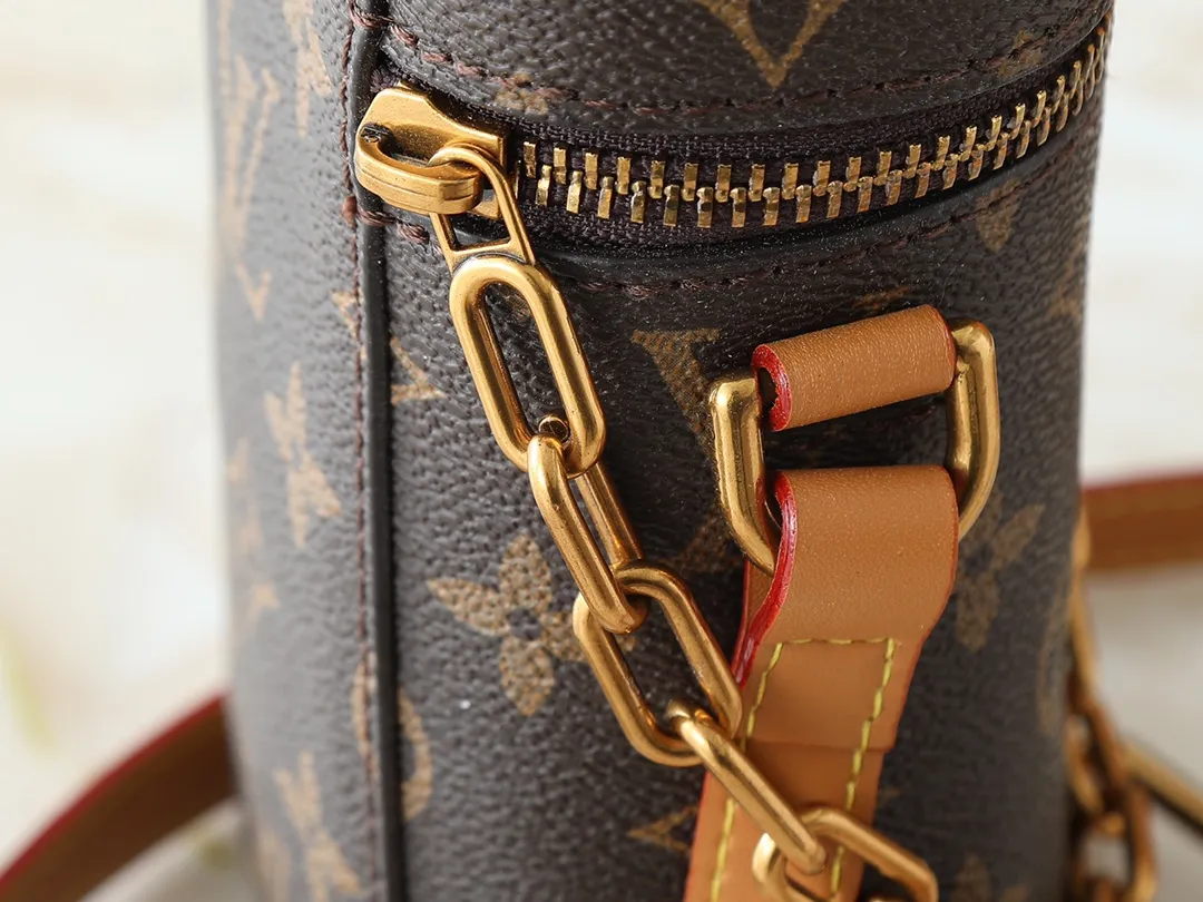 💰200💰Upgraded from the original M44914 M61112 Men's Art Director launches a new Phone Box handbag, which is compact and exquisite in shape and convenient for storing small necessities. Made of classic Monogram canvas, it has a smooth adjustable leather shoulder strap and is decorated with the signature gold chain strap designed by Virgil Abloh himself. Built-in small patch pocket, convenient for storing credit cards and driver's license. Dimensions: 10.5 x 17.0 x 5.0 cm
