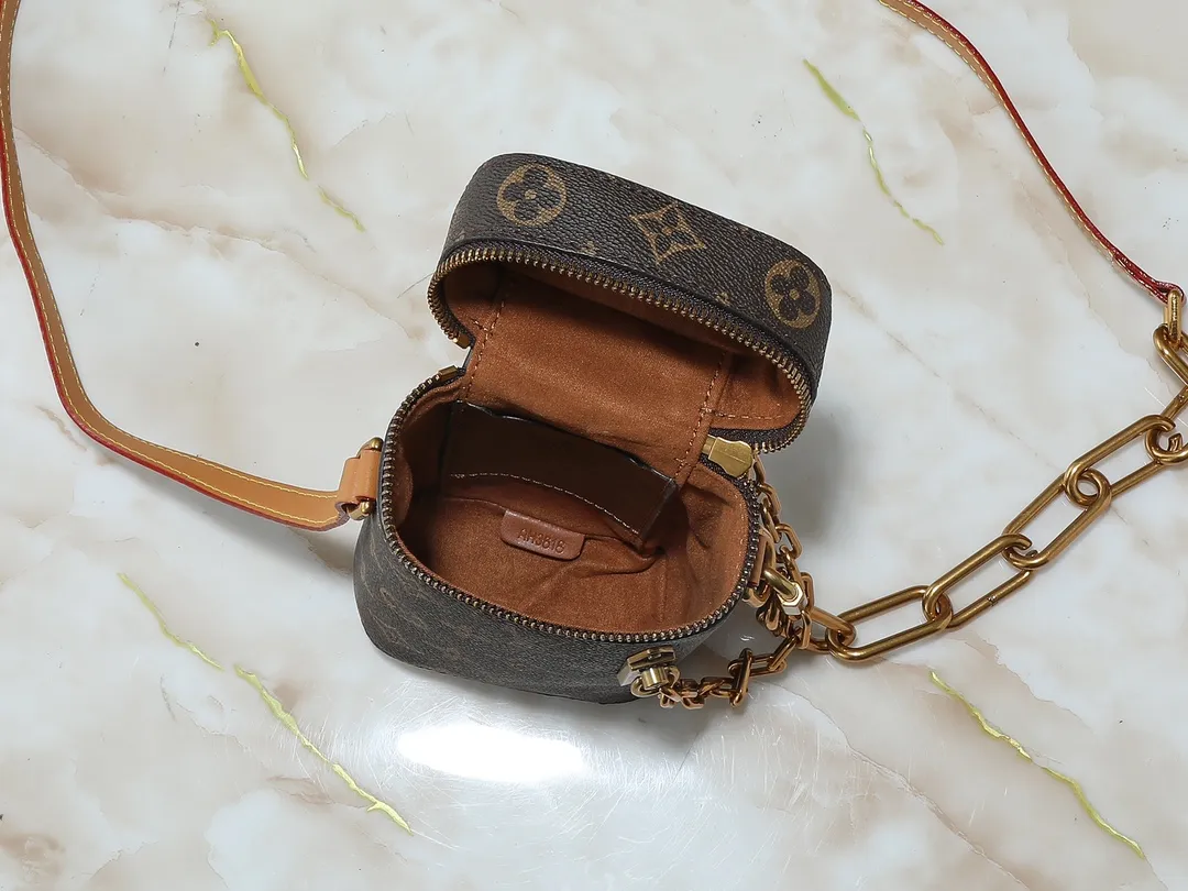 💰200💰Upgraded from the original M44914 M61112 Men's Art Director launches a new Phone Box handbag, which is compact and exquisite in shape and convenient for storing small necessities. Made of classic Monogram canvas, it has a smooth adjustable leather shoulder strap and is decorated with the signature gold chain strap designed by Virgil Abloh himself. Built-in small patch pocket, convenient for storing credit cards and driver's license. Dimensions: 10.5 x 17.0 x 5.0 cm