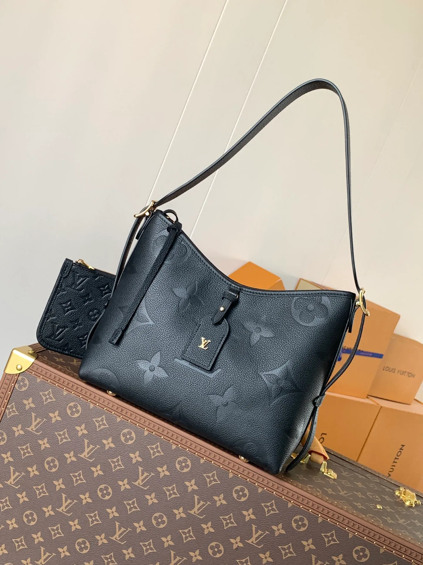 💰1180 (top layer leather) top original order, transcoding chip M14209 pink M46673 light blue M47180 apricot print M46288 black M46293 off-white M46277 apricot M11790 brown This small CarryAll handbag is made of Monogram Empreinte leather, showing the elegant style of the LV Milky Way series. The metal hardware and detachable name tag add to the sophisticated feel, and the interior pockets can safely store valuables. It can be carried by hand or by the shoulder strap to explore more carrying methods.  24 x 12 x 29.5 cm (H x W x L) Embossed grained cowhide Leather trim Textile lining Metal hardware Zip closure Internal slip pocket Internal zipper pocket Removable name tag Holds smartphone, 10" tablet, keys, Zippy wallet and headphones Shoulder strap: removable, adjustable Half-length strap: 32.0 cm Half-length strap adjustable to: 50.0 cm