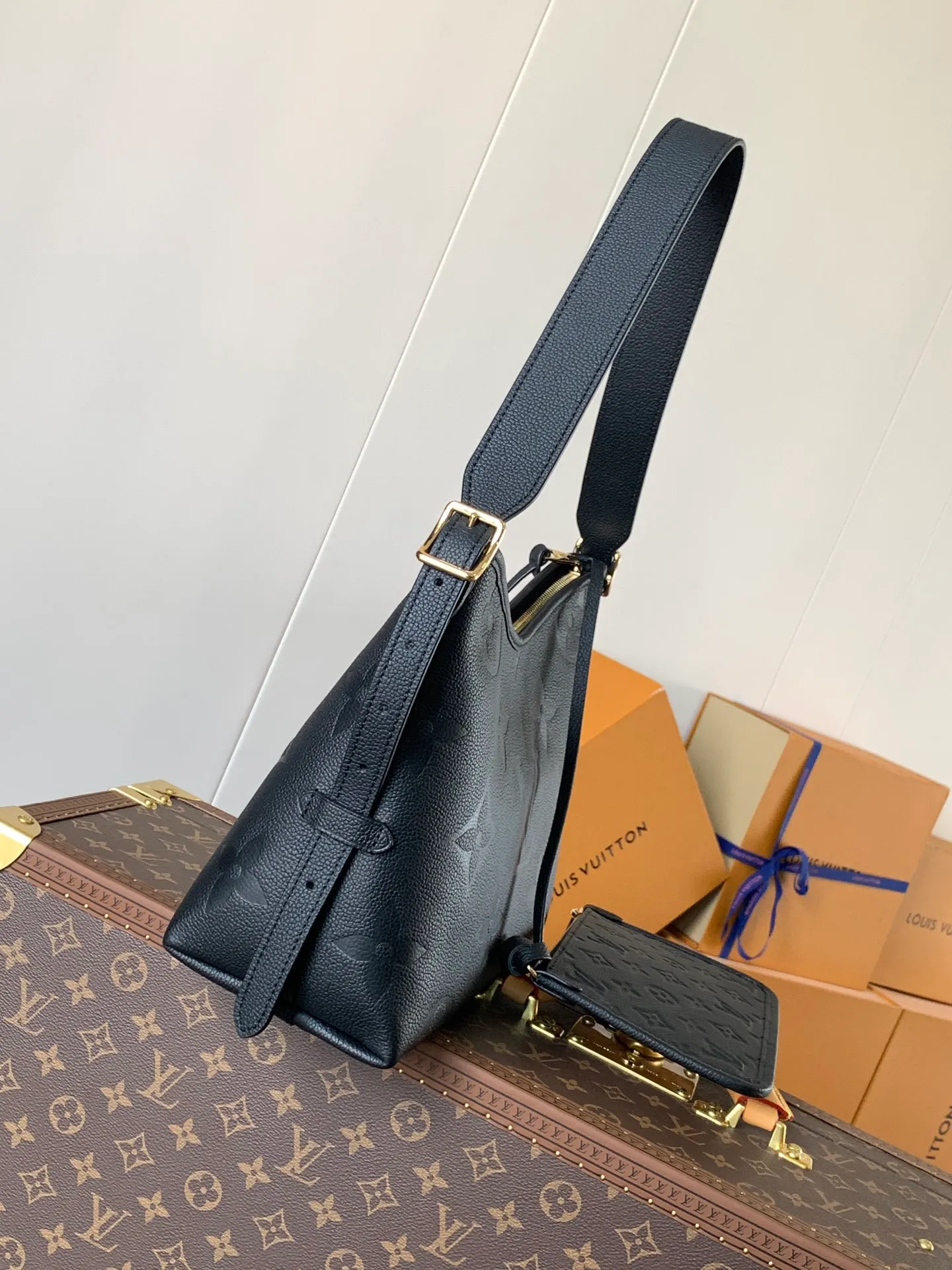 💰1180 (top layer leather) top original order, transcoding chip M14209 pink M46673 light blue M47180 apricot print M46288 black M46293 off-white M46277 apricot M11790 brown This small CarryAll handbag is made of Monogram Empreinte leather, showing the elegant style of the LV Milky Way series. The metal hardware and detachable name tag add to the sophisticated feel, and the interior pockets can safely store valuables. It can be carried by hand or by the shoulder strap to explore more carrying methods.  24 x 12 x 29.5 cm (H x W x L) Embossed grained cowhide Leather trim Textile lining Metal hardware Zip closure Internal slip pocket Internal zipper pocket Removable name tag Holds smartphone, 10" tablet, keys, Zippy wallet and headphones Shoulder strap: removable, adjustable Half-length strap: 32.0 cm Half-length strap adjustable to: 50.0 cm