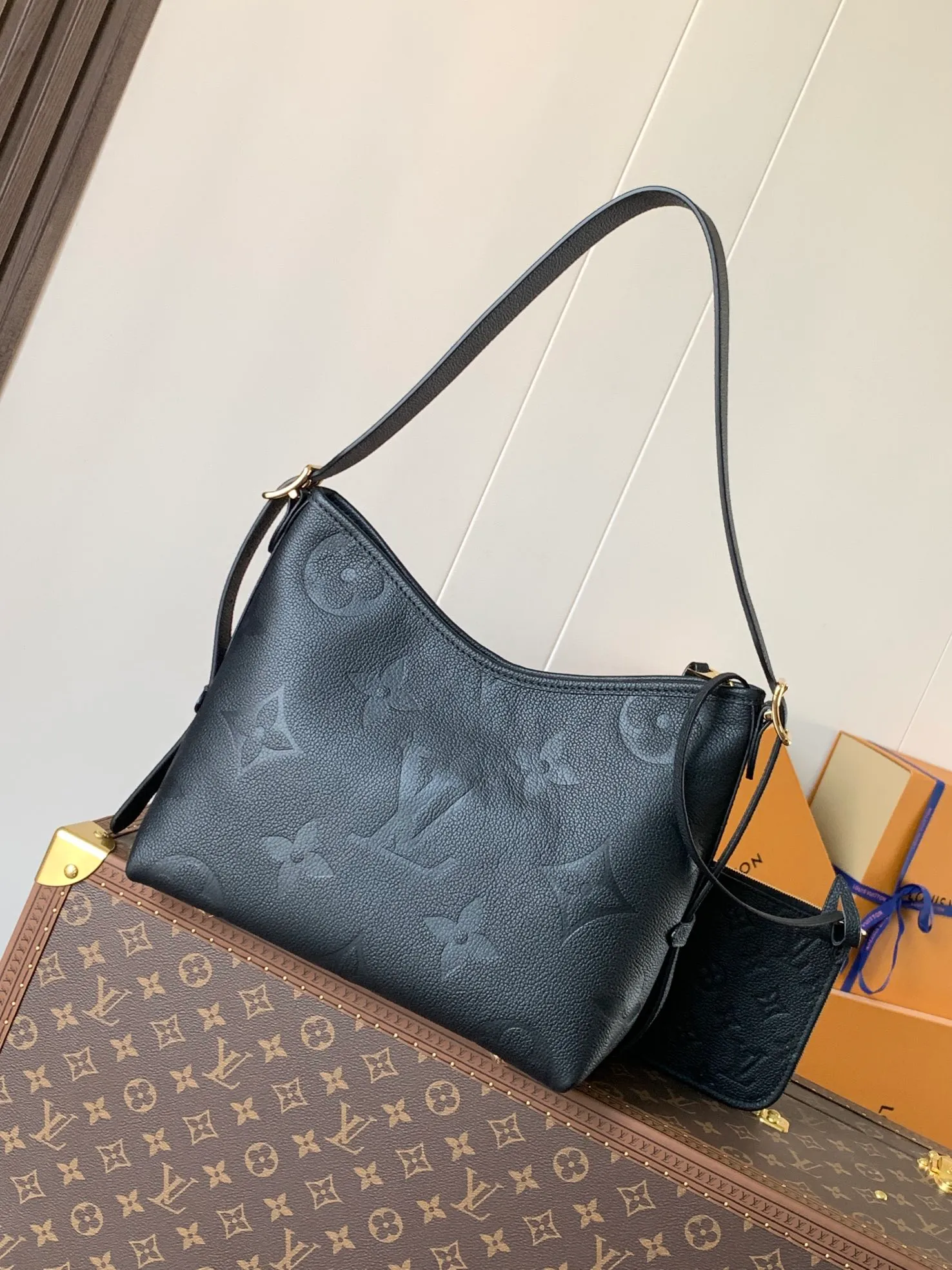 💰1180 (top layer leather) top original order, transcoding chip M14209 pink M46673 light blue M47180 apricot print M46288 black M46293 off-white M46277 apricot M11790 brown This small CarryAll handbag is made of Monogram Empreinte leather, showing the elegant style of the LV Milky Way series. The metal hardware and detachable name tag add to the sophisticated feel, and the interior pockets can safely store valuables. It can be carried by hand or by the shoulder strap to explore more carrying methods.  24 x 12 x 29.5 cm (H x W x L) Embossed grained cowhide Leather trim Textile lining Metal hardware Zip closure Internal slip pocket Internal zipper pocket Removable name tag Holds smartphone, 10" tablet, keys, Zippy wallet and headphones Shoulder strap: removable, adjustable Half-length strap: 32.0 cm Half-length strap adjustable to: 50.0 cm